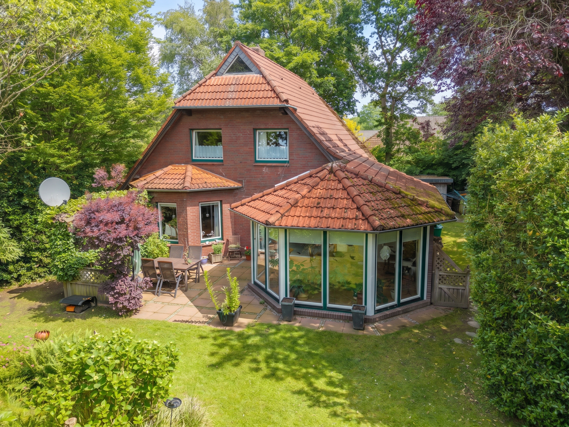 Charmantes Wohnen mit Wintergarten, Erker und besonderem Gartenambiente