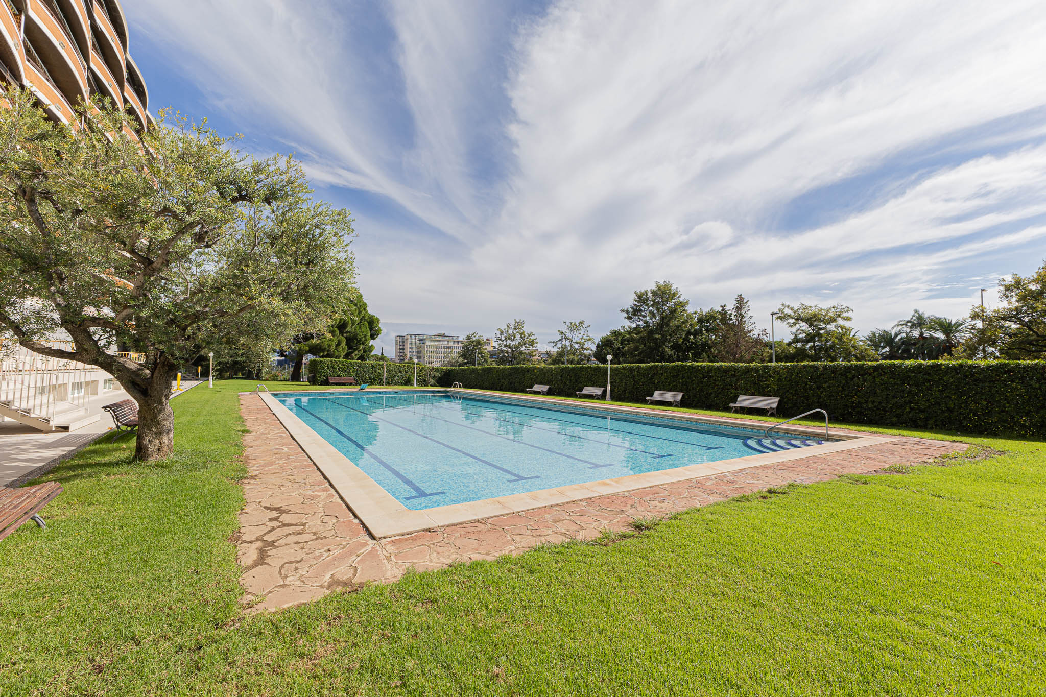Spacious apartment to renovate, with pool and parking in Pedralbes