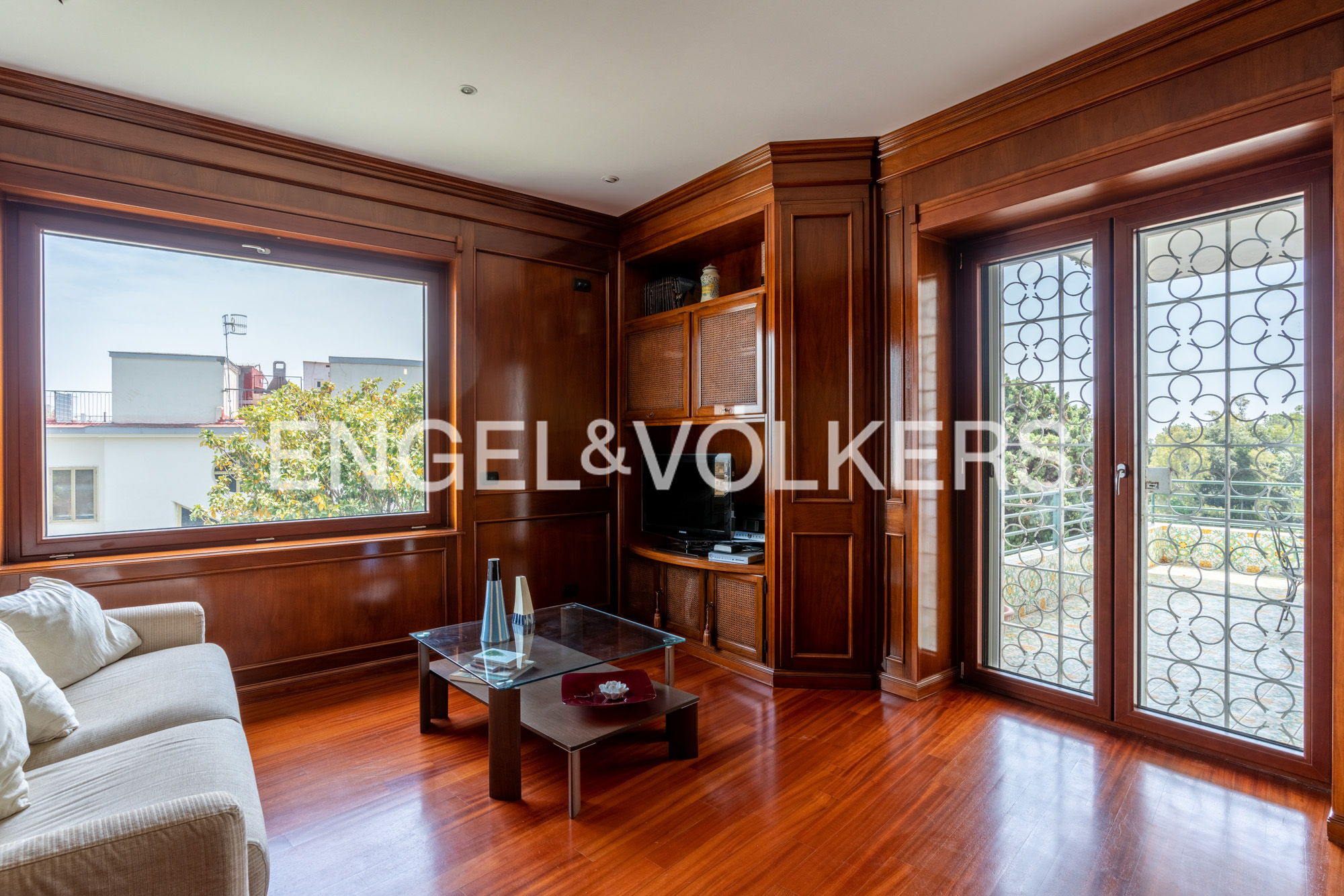 Elegant Seafront Apartment in Via Posillipo