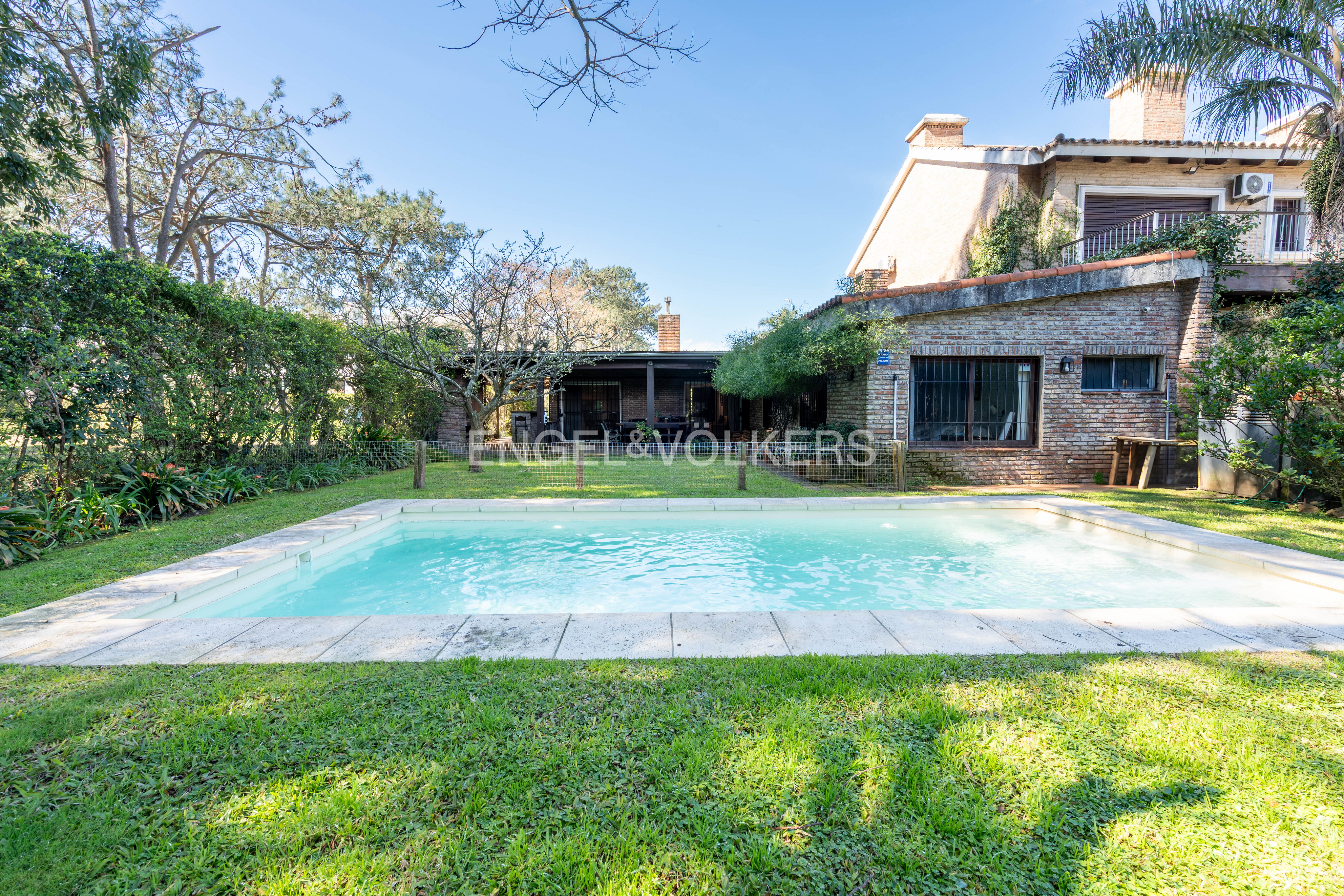 Casa en Carrasco Norte de 3 dormitorios en una planta con jardin y piscina.