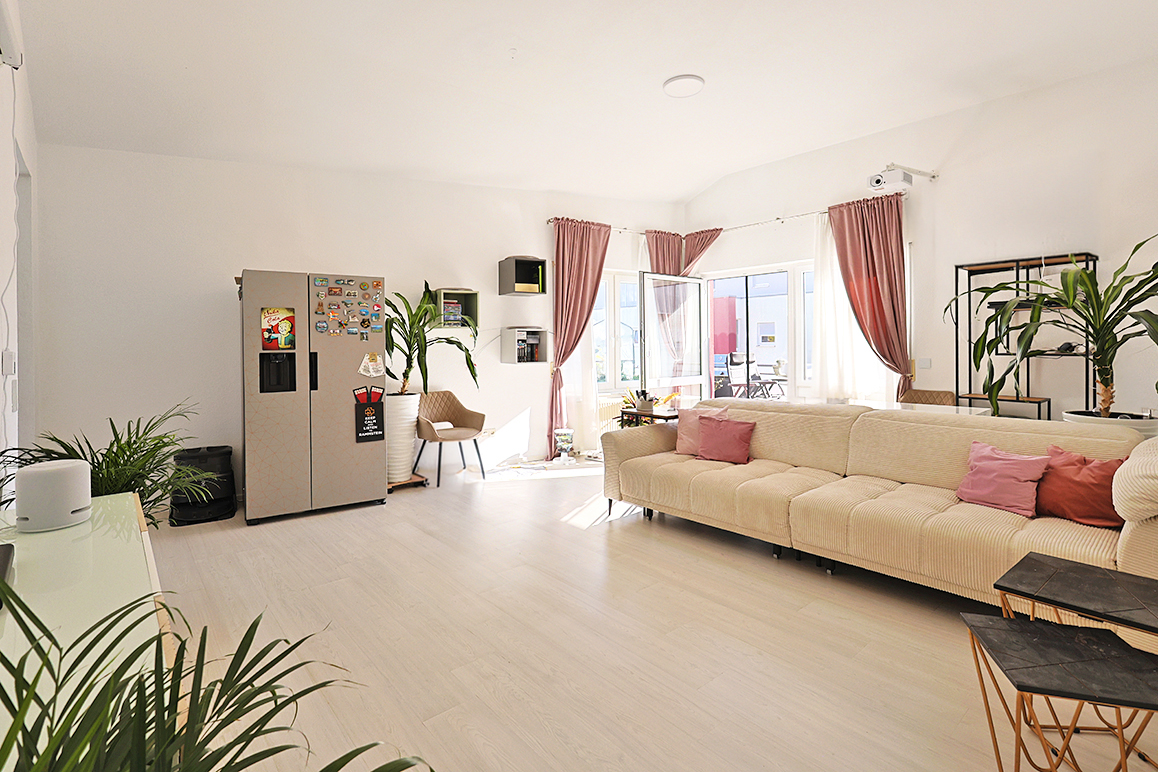 Einziehen & wohlfühlen: Modernisierte Wohnung mit hohen Decken und Balkon