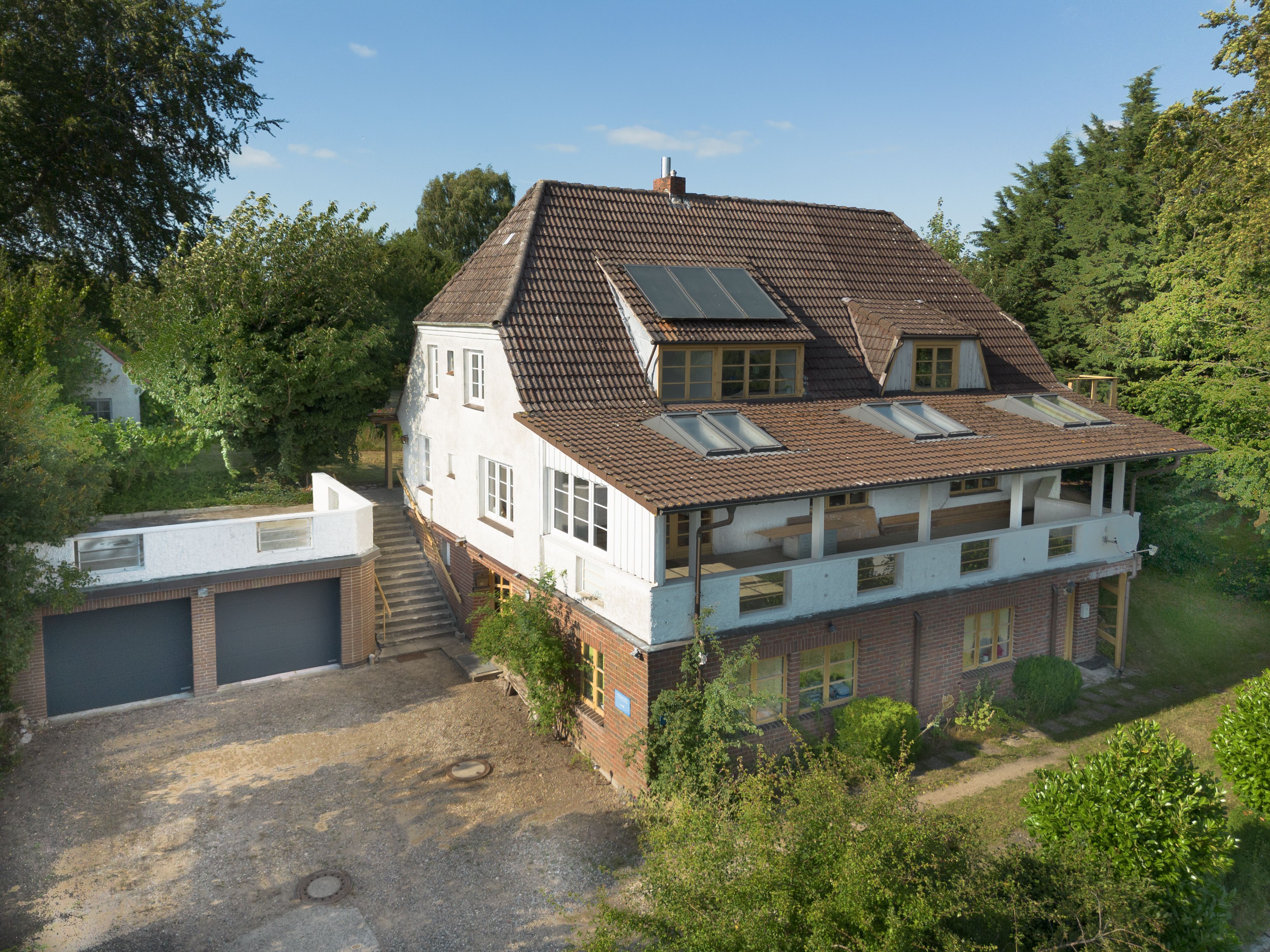 Vielseitiges Zweifamilienhaus mit Panoramablick in Seenähe