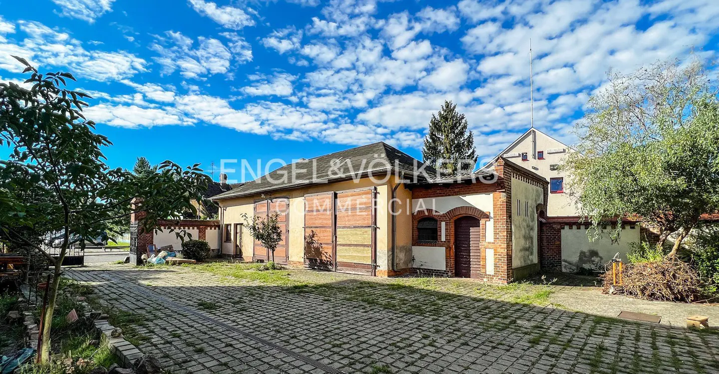 Hofansicht mit Garage