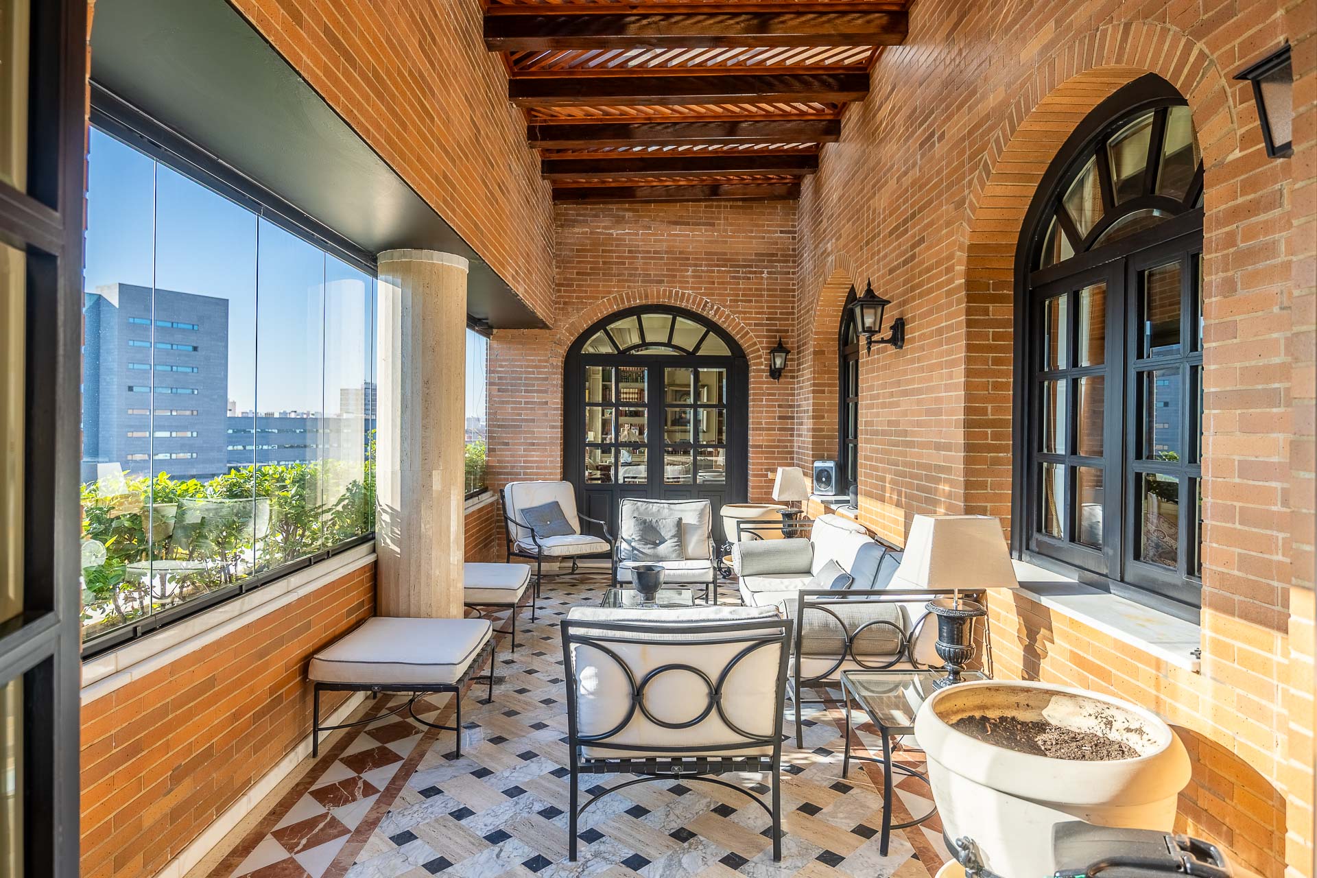 Exclusive future author's property with private pool and 3 parking spaces