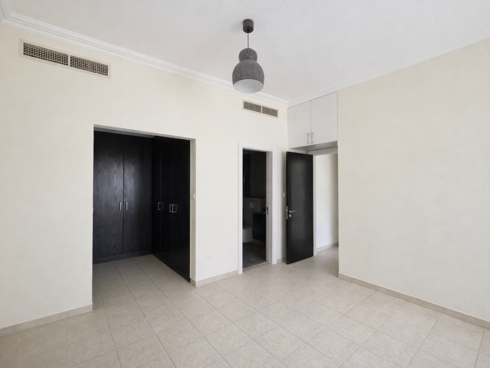 Upgraded | 2 Parkings | Chiller Free