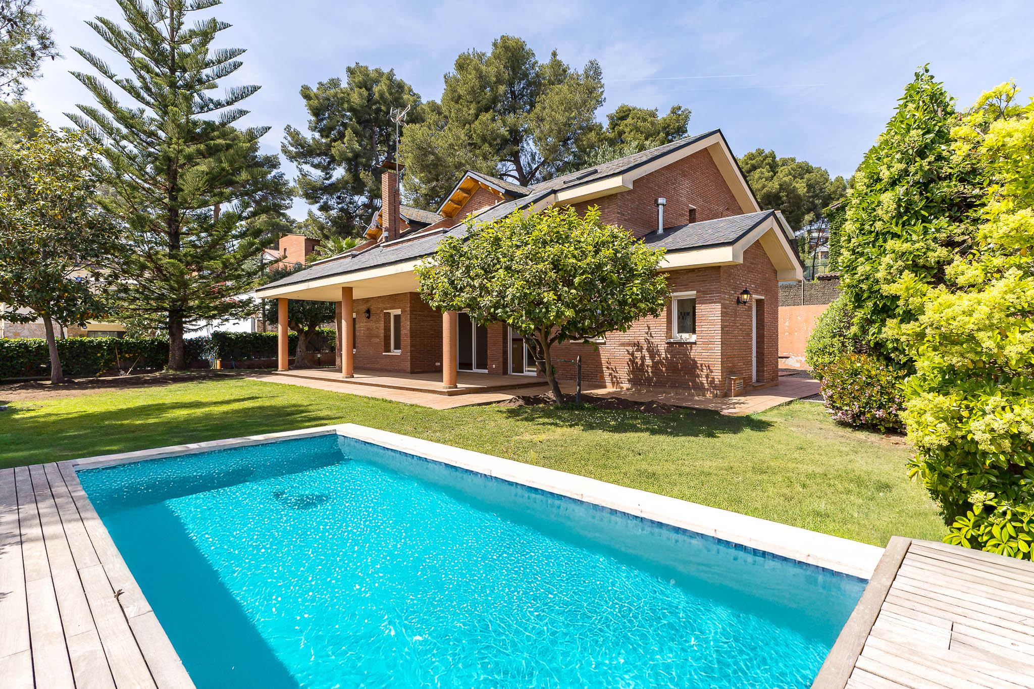 Cozy single-family home with a magnificent, fully flat plot and a beautiful pool