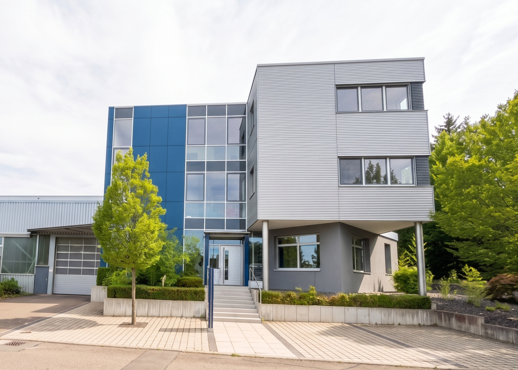 Attraktive Gewerbehalle mit Büroflächen