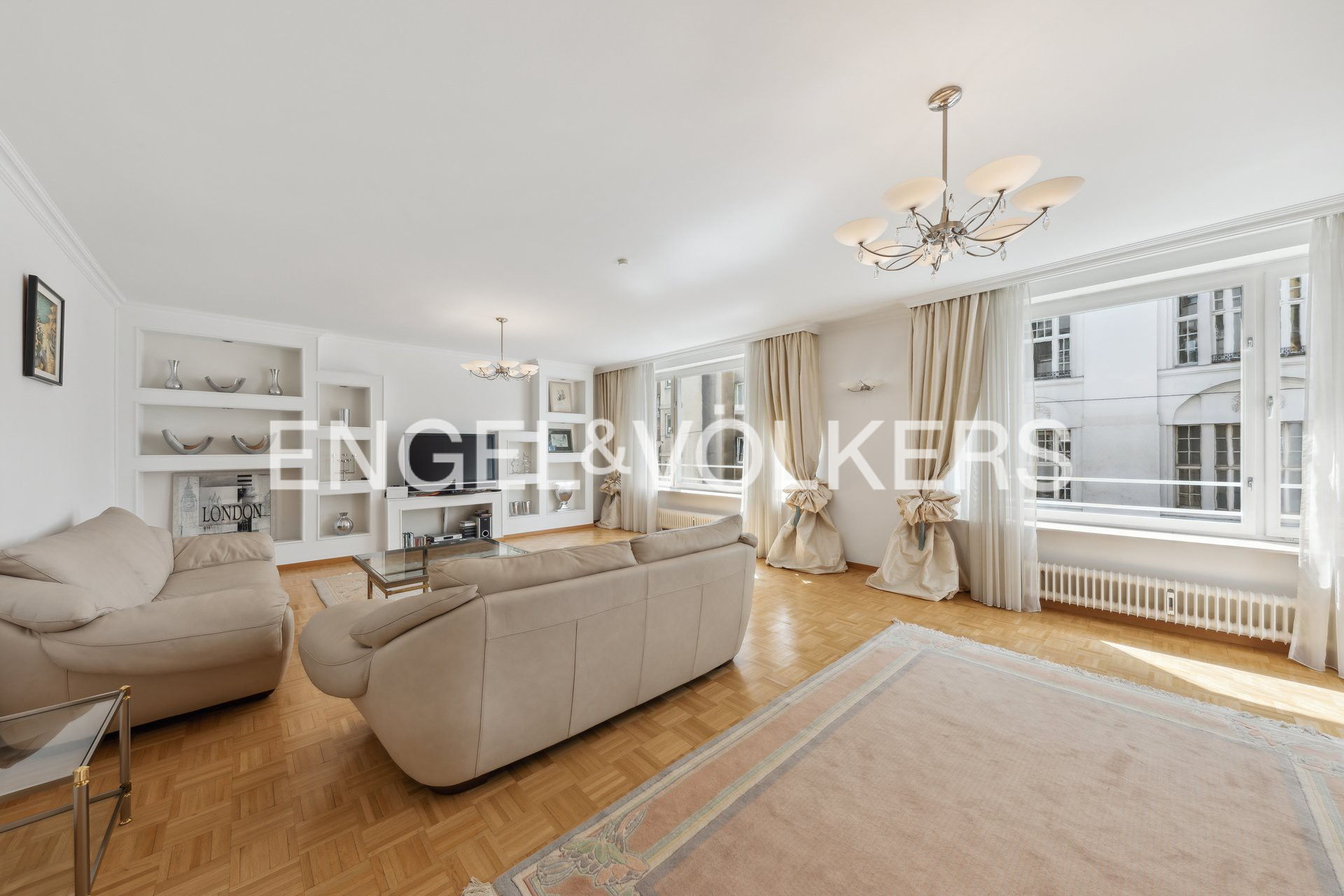 Stately, bright 5-room apartment near Belvedere