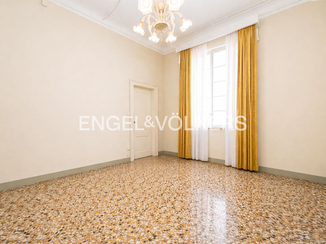 Spacious 4-bedroom apartment on Barberia Street