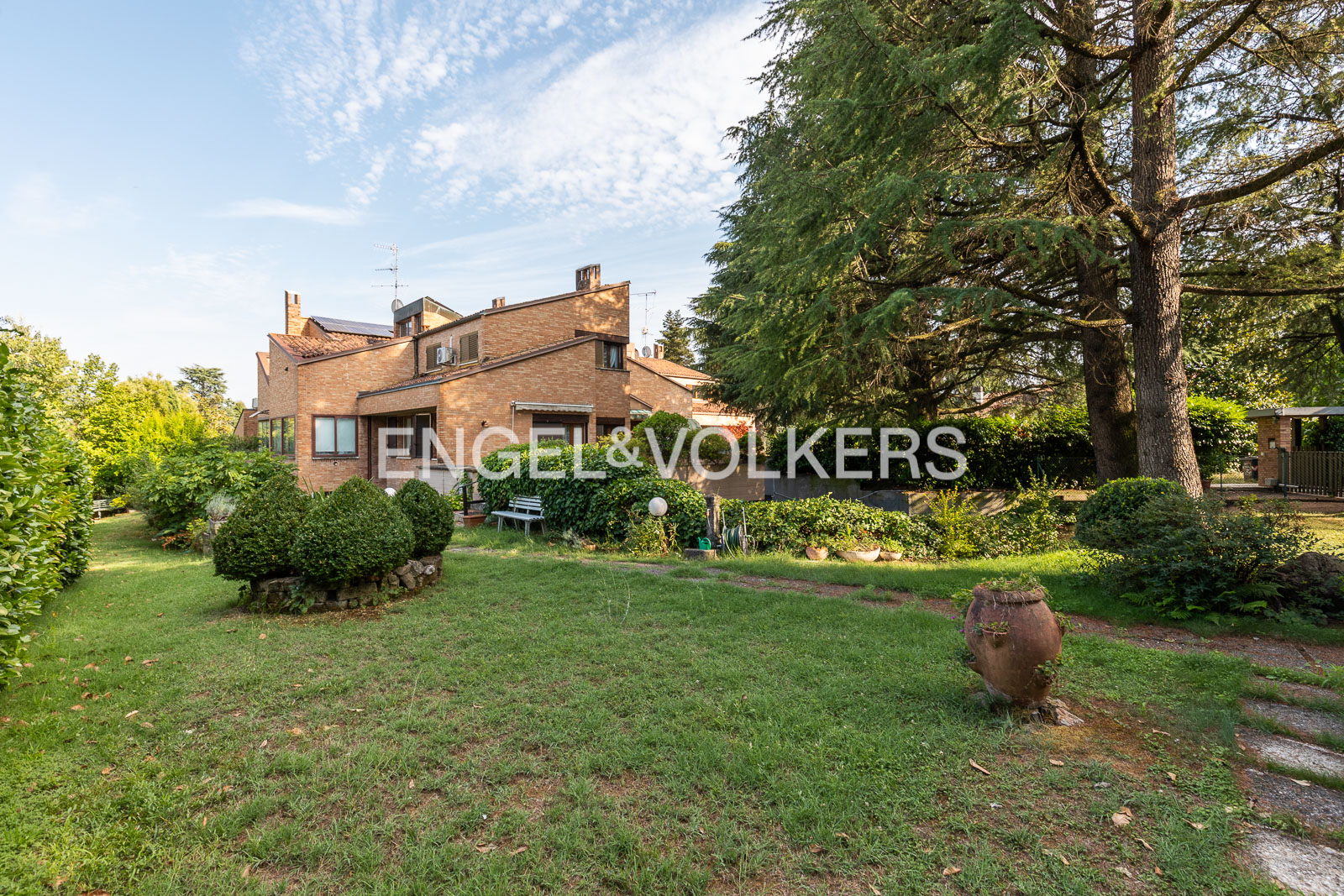 Part of a villa with private garden in the exclusive Marconi Plateau setting
