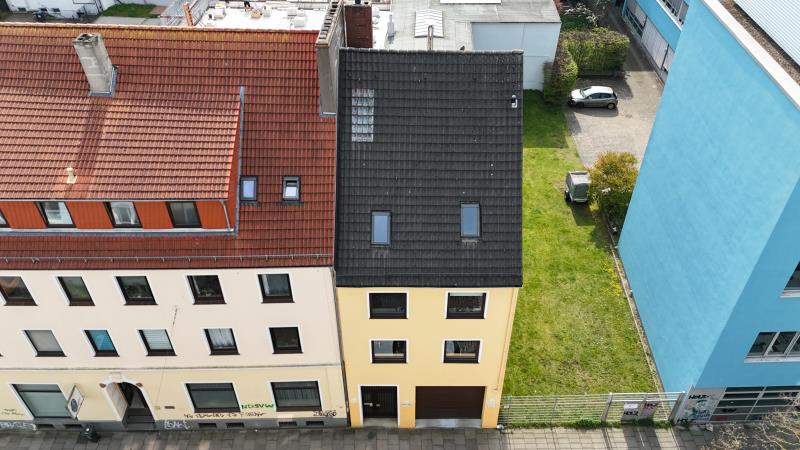Gepflegtes Einfamilienhaus mit Gewerbehalle in der Neustadt