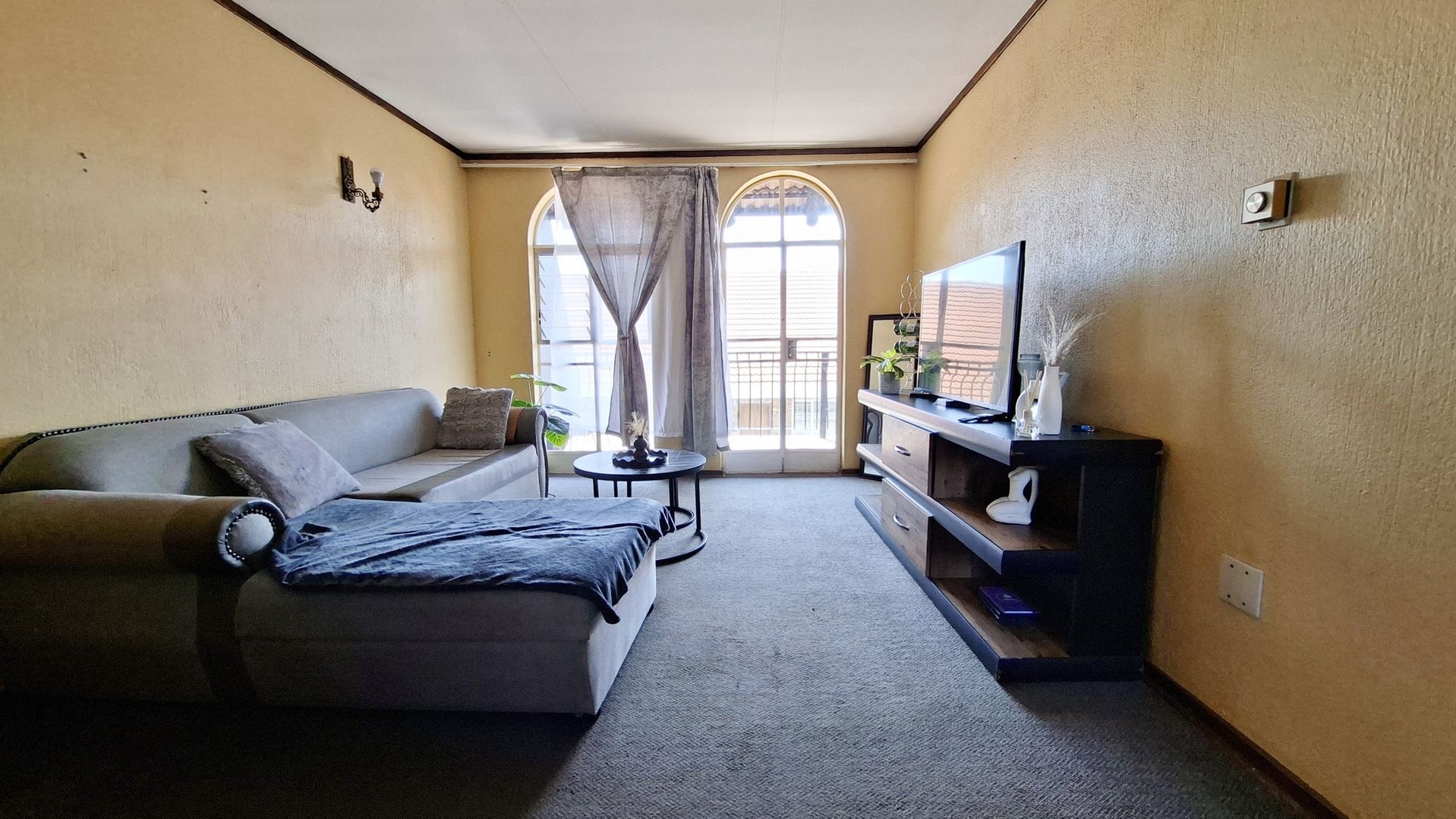 Top-Floor Apartment with Large Balcony – Ideal Home or Investment