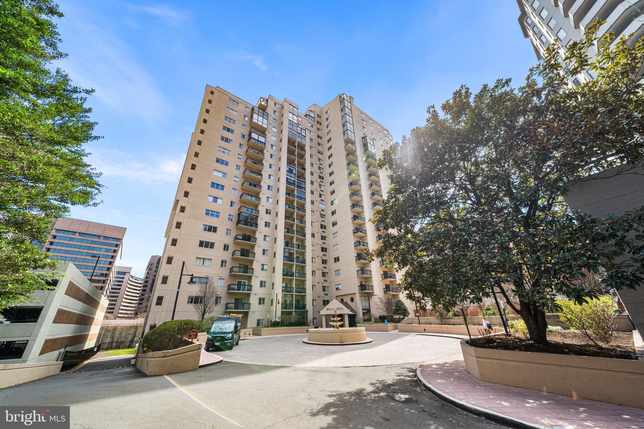Spacious Condo with Den in Crystal City