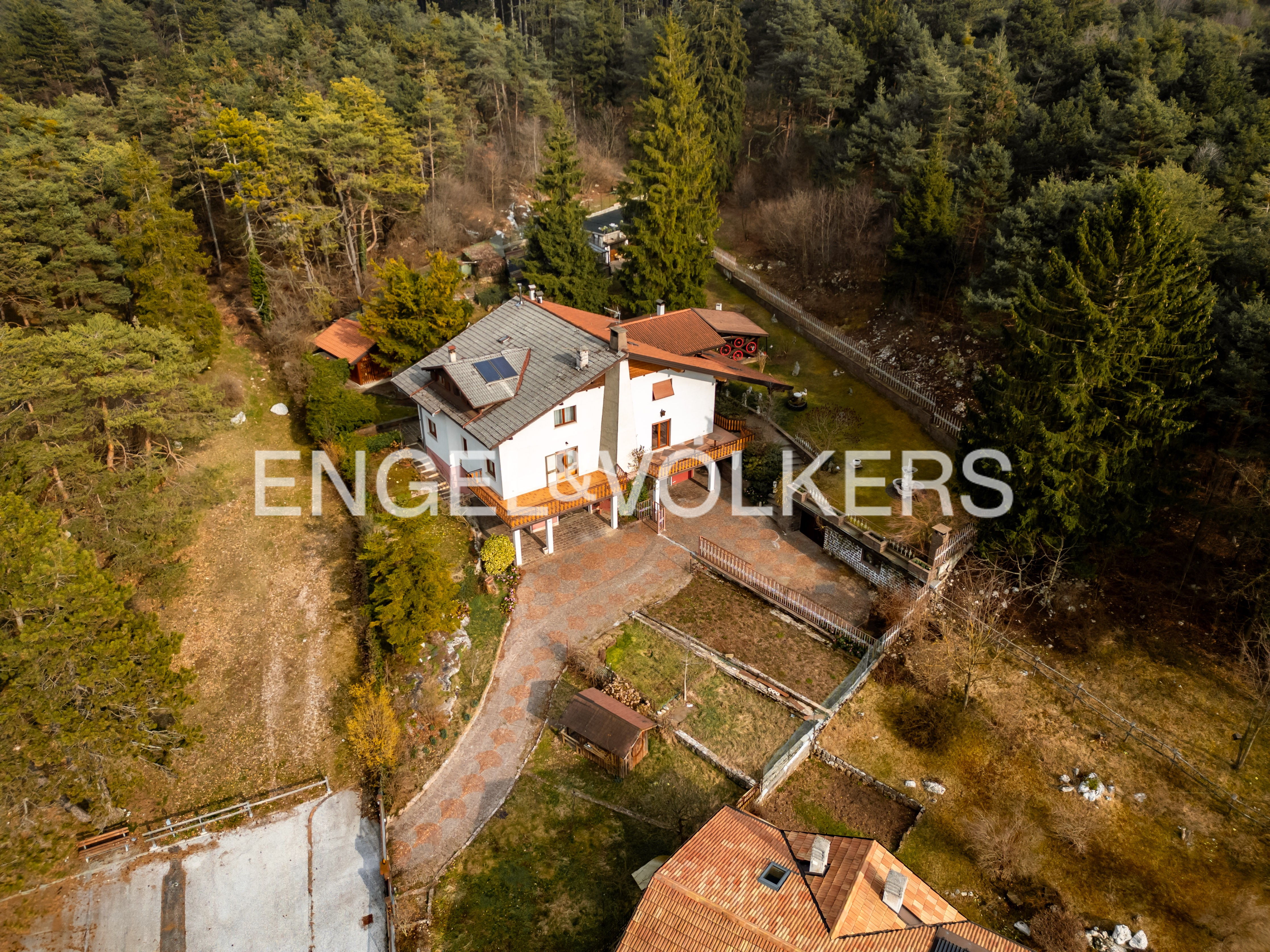 Semi-detached house in the greenery near the lakes of Lamar