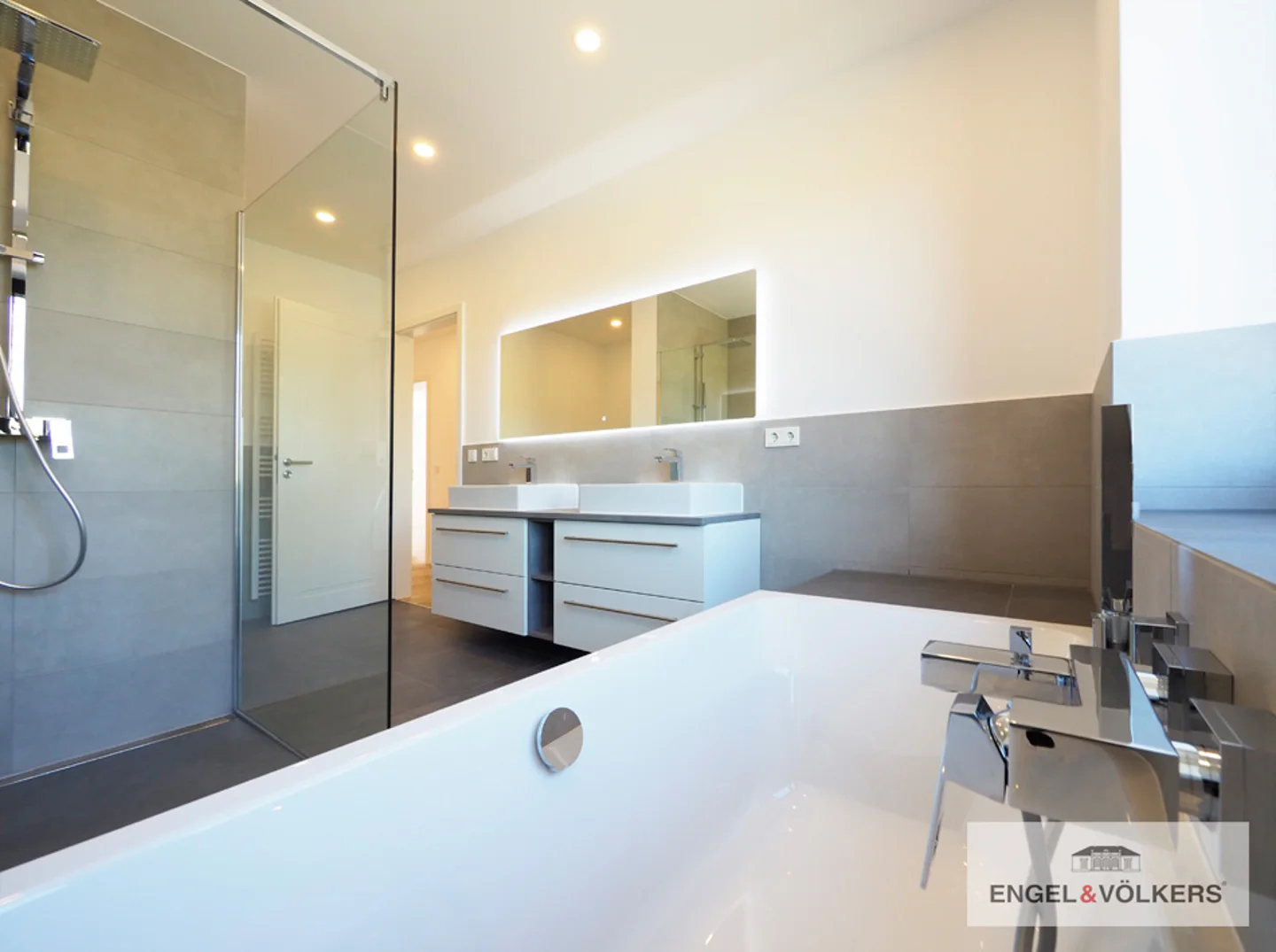 Luxuriöse 3-Zimmer-Wohnung mit Balkon am Landwehrplatz! - Photo 3