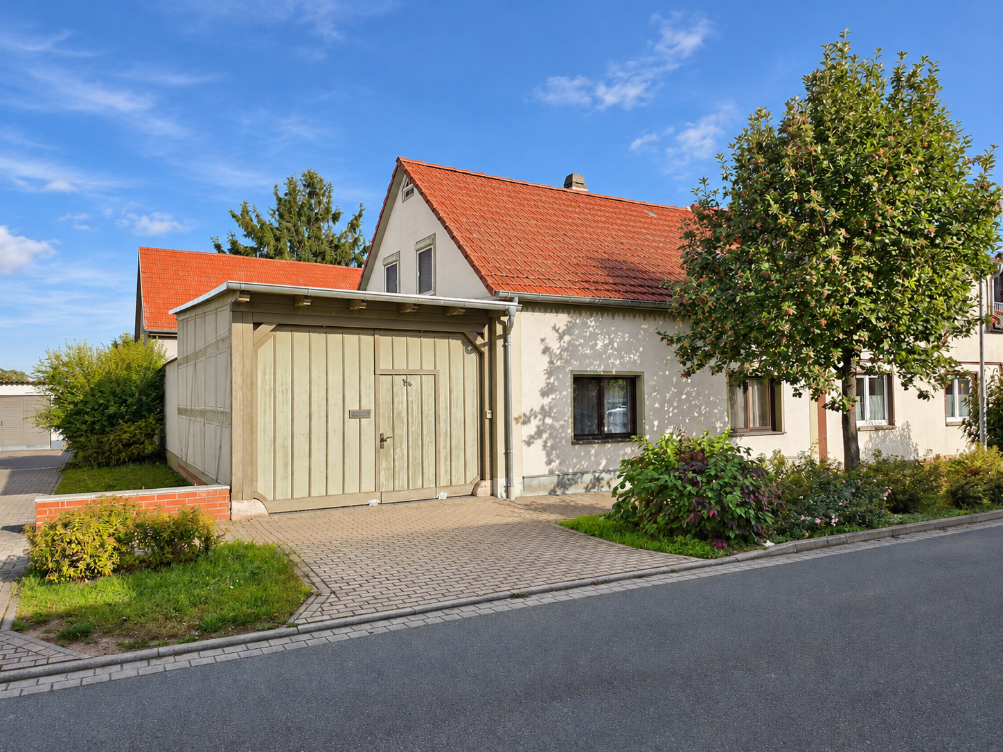 Großzügiges Wohnhaus mit weitläufigem Grundstück und vielseitigen Nebengebäuden