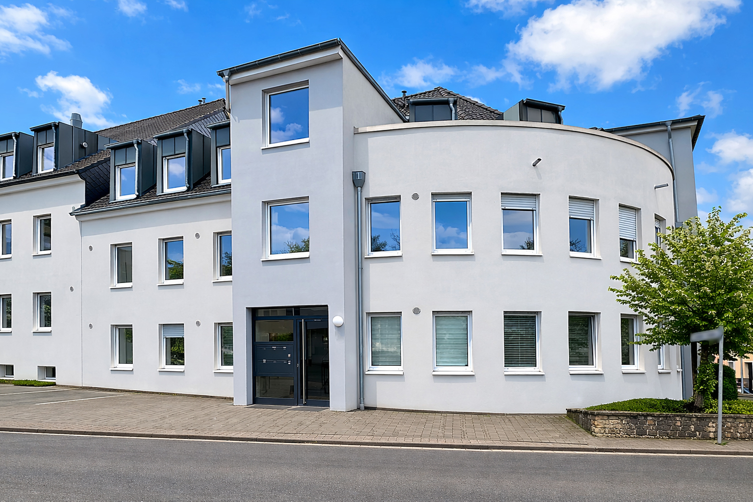 Hochwertige ETW mit Dachterrasse und Tiefgaragenstellplatz
