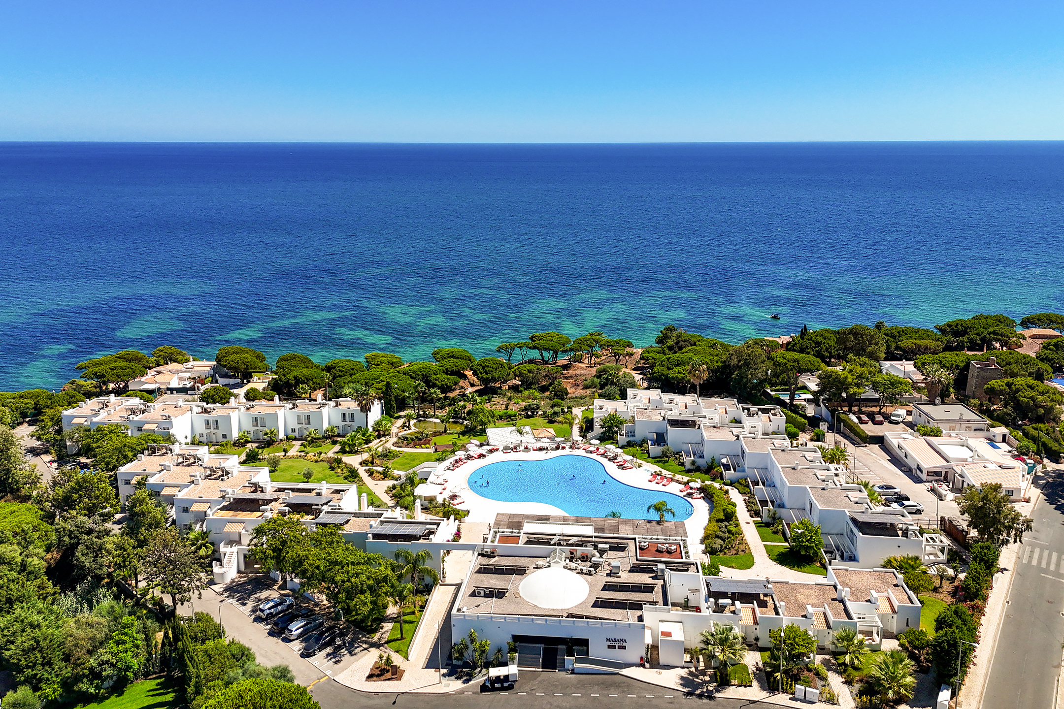 Exceptional Top-Floor South-Facing T2 Residence with Ocean Outlook in MASANA Algarve