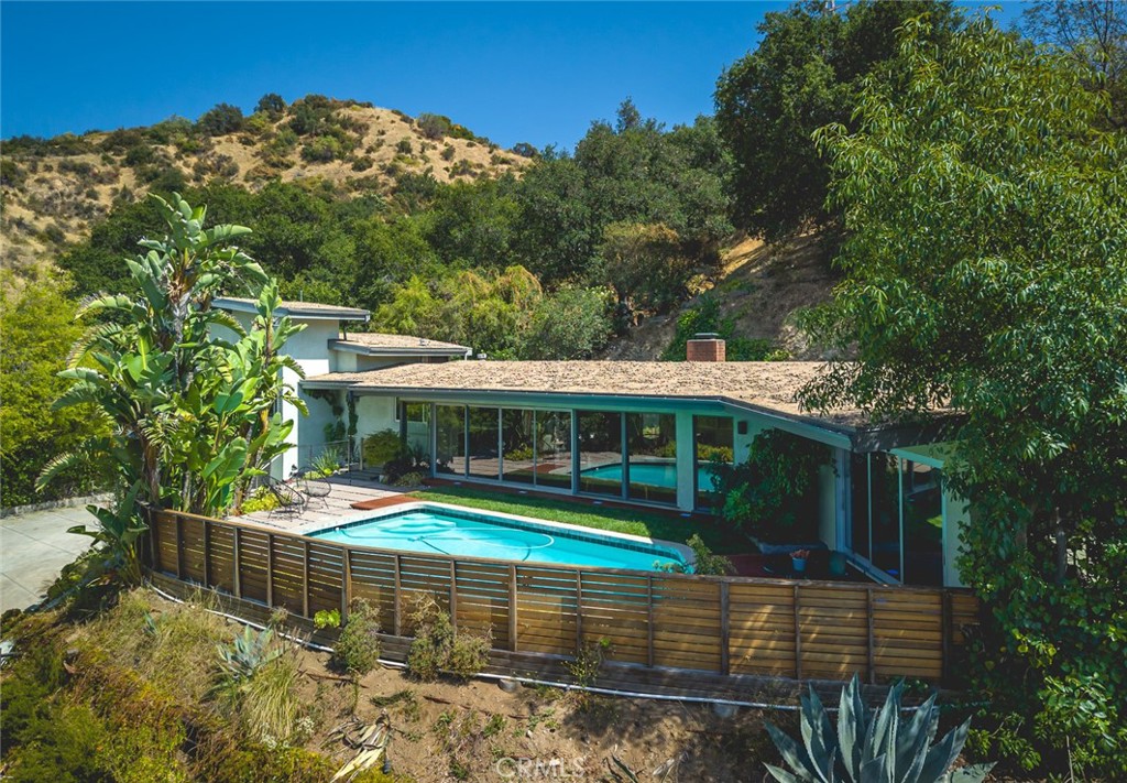 A Mid-Century Retreat Above Verdugo Woodlands