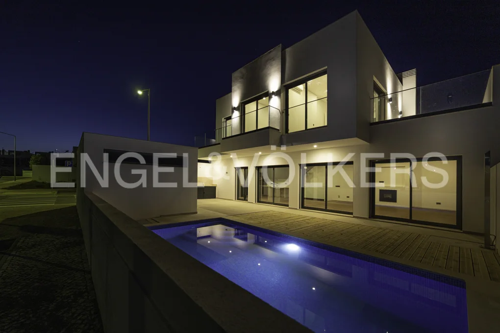 Modern villa with pool and garage in the centre of Tavira