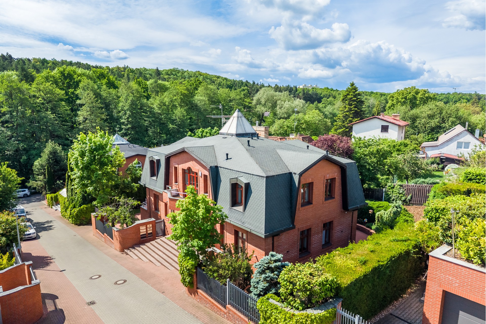 Sale of a family villa of 385 m² on a 727 m² lot