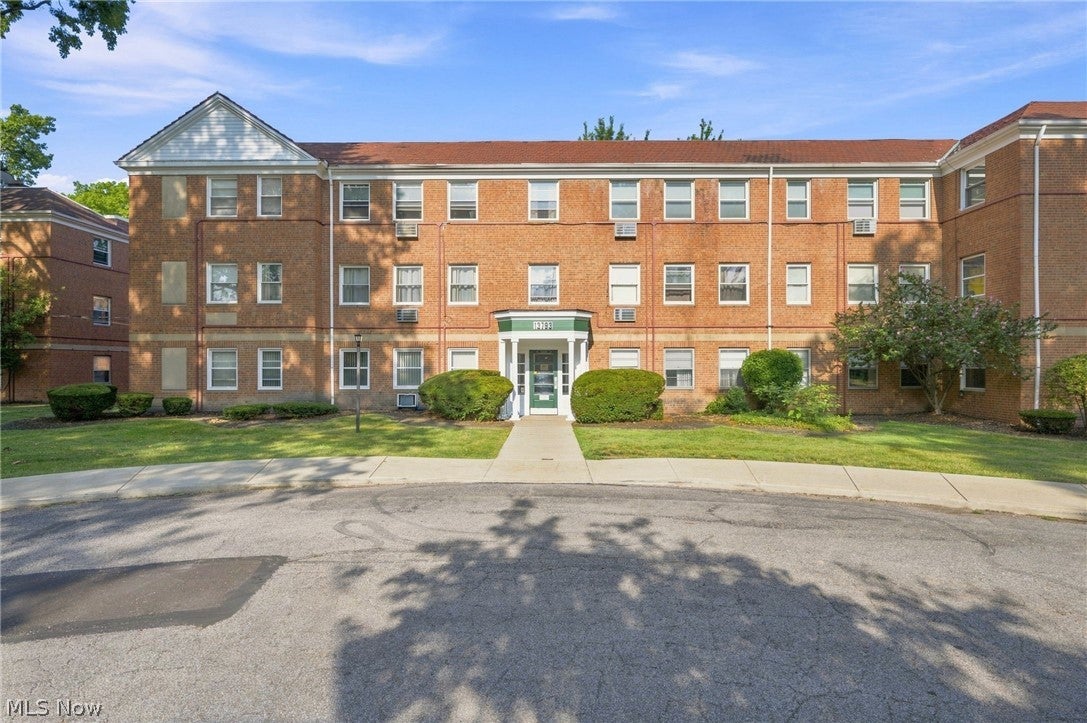First-floor Condo with Courtyard View in South Euclid