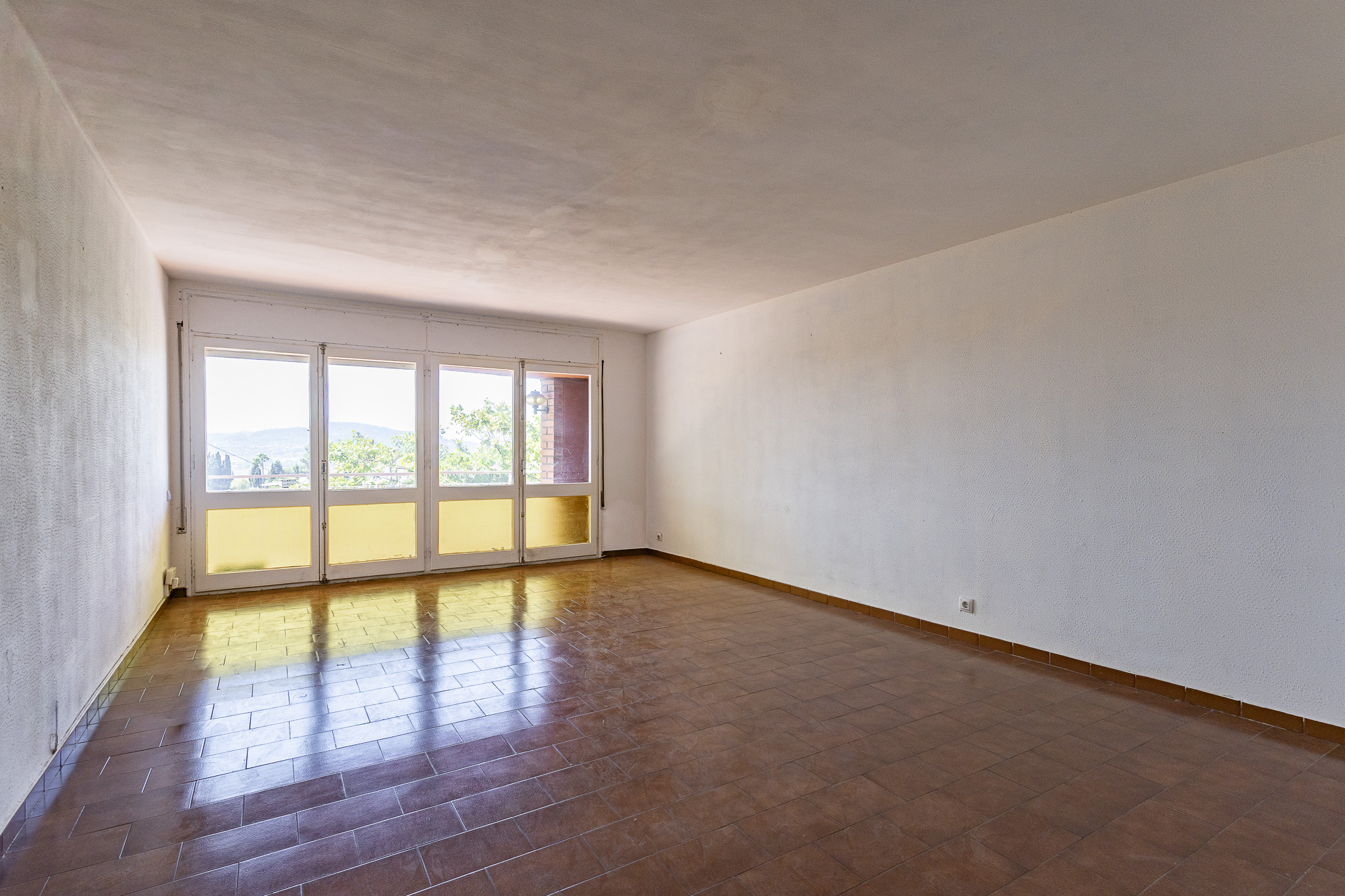 Geräumige herrschaftliche Wohnung mit privater Terrasse, Bergblick und Parkplatz für 2 Autos