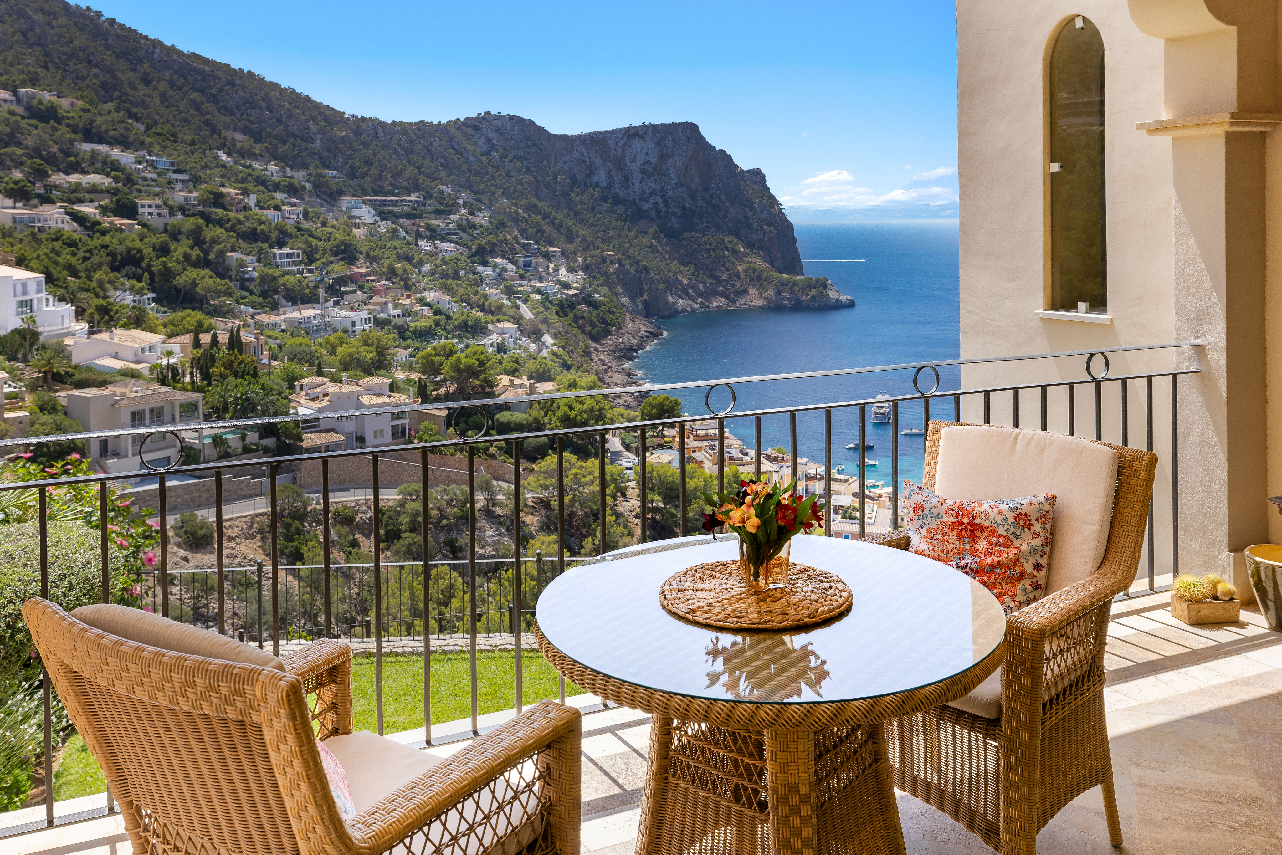 Exclusive apartment with breathtaking sea and bay views