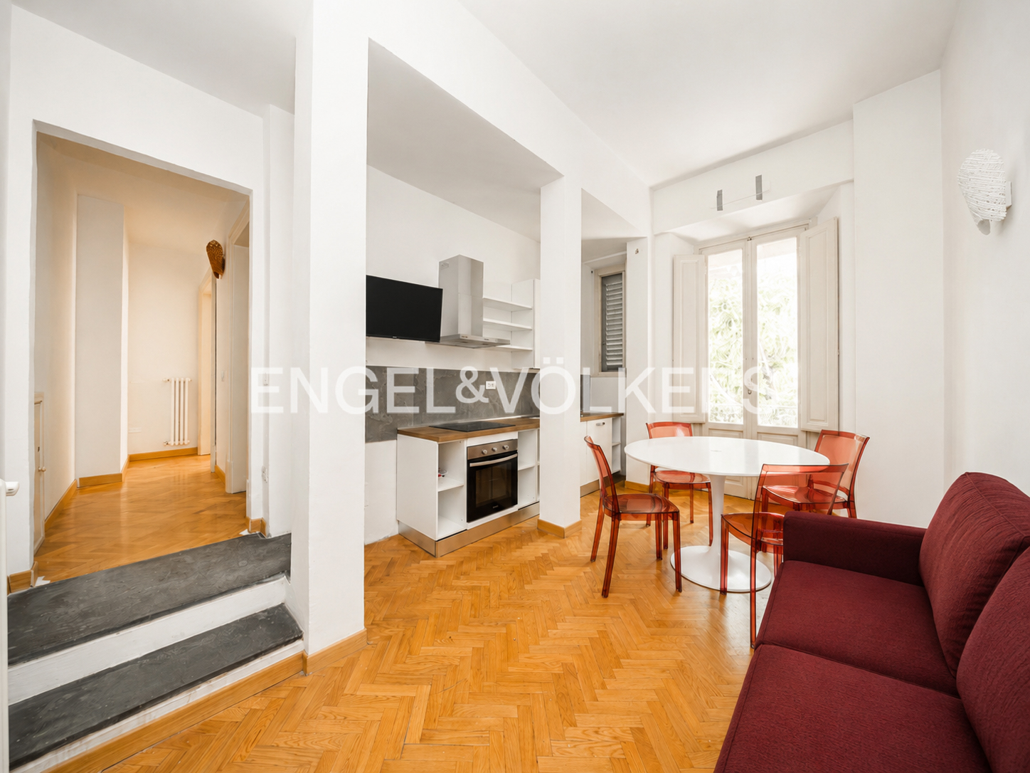 Elegant one-bedroom apartment with balcony, steps from the historic center