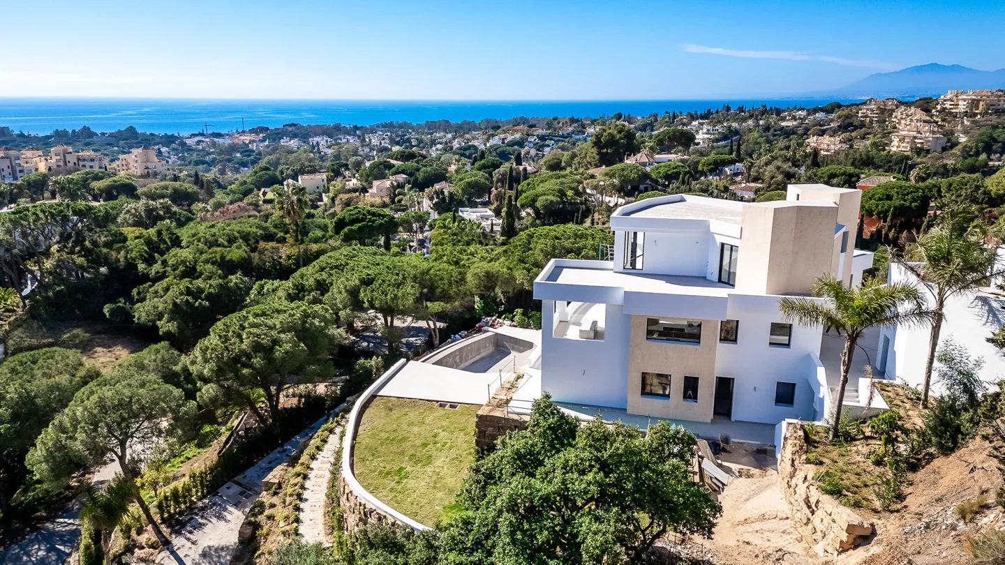 Luxurious Contemporary Villa in Elviria with Panoramic Views