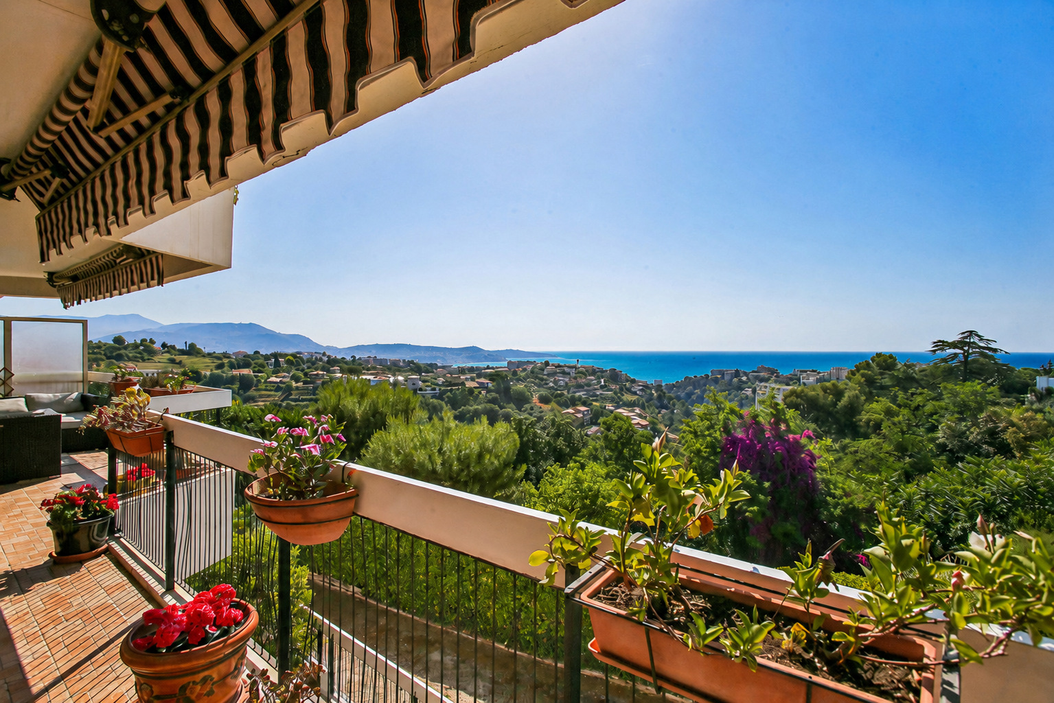 Superbe appartement de 101 m² offrant une vue exceptionnelle sur la Baie des Anges.