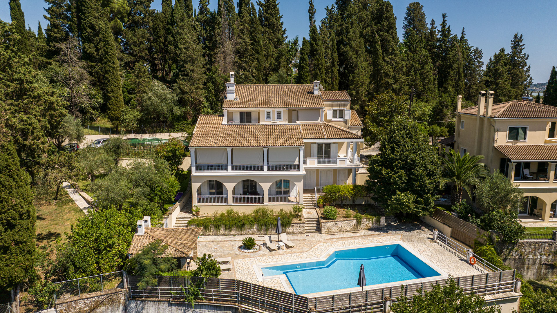 Distinguished residence with pool in Corfu suburbs