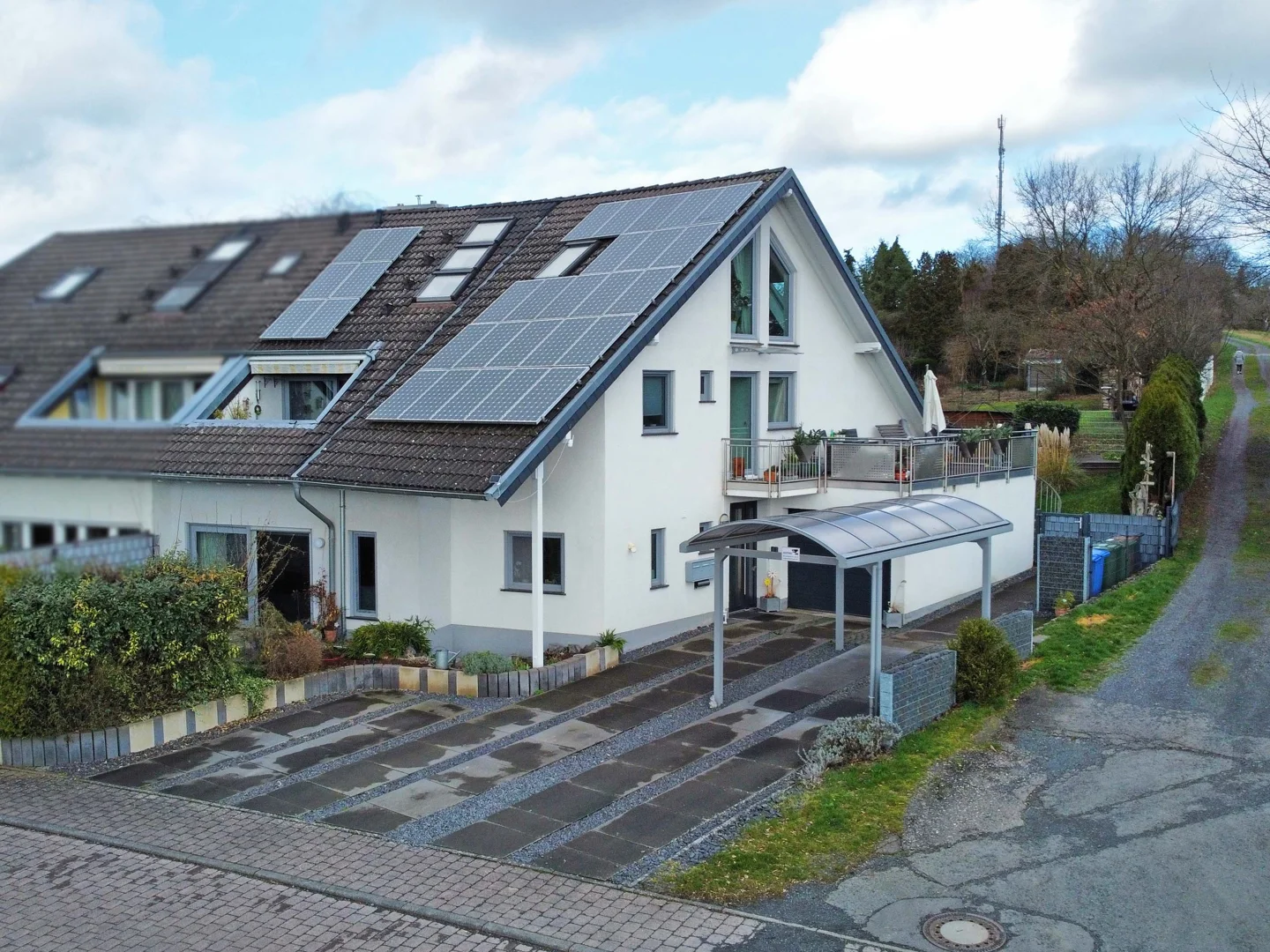 Energetisch modernisiertes Zweifamilienhaus mit PV-Anlage in Top Lage