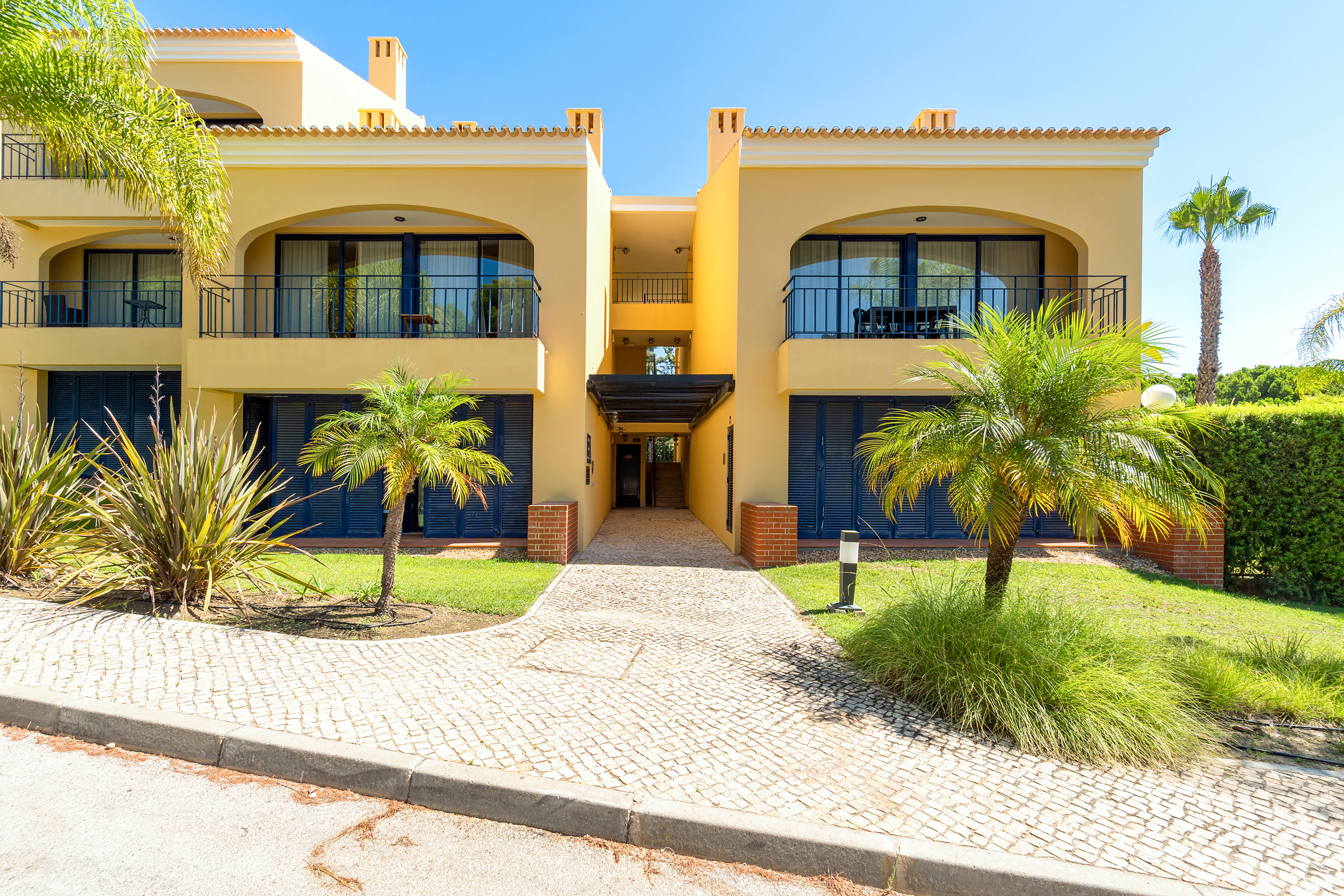 Exclusive 2+1-bedroom apartment in Vila Sol with excellent views.