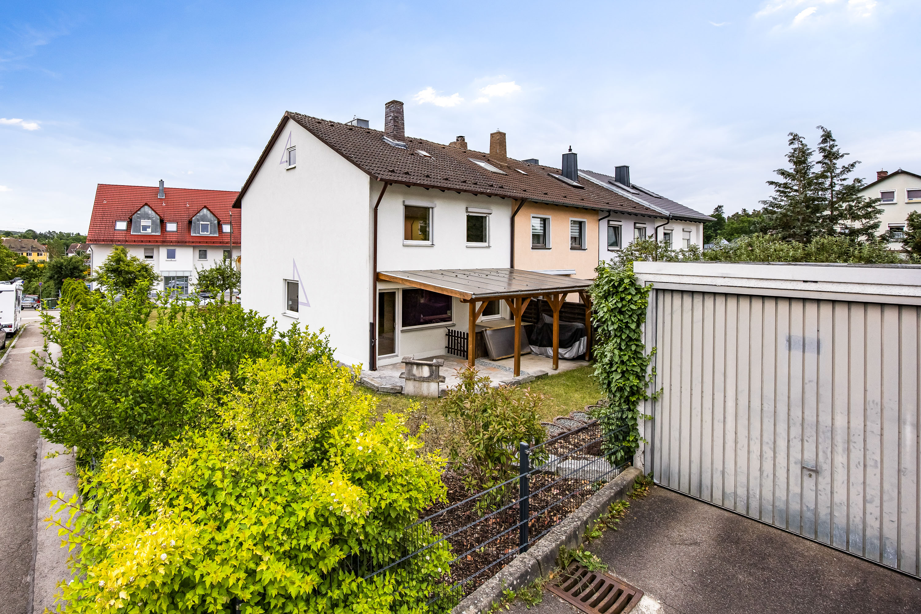 Gut geschnittenes Reiheneckhaus mit direktem Garagenzugang auf schönem Eckgrundstück in Roth
