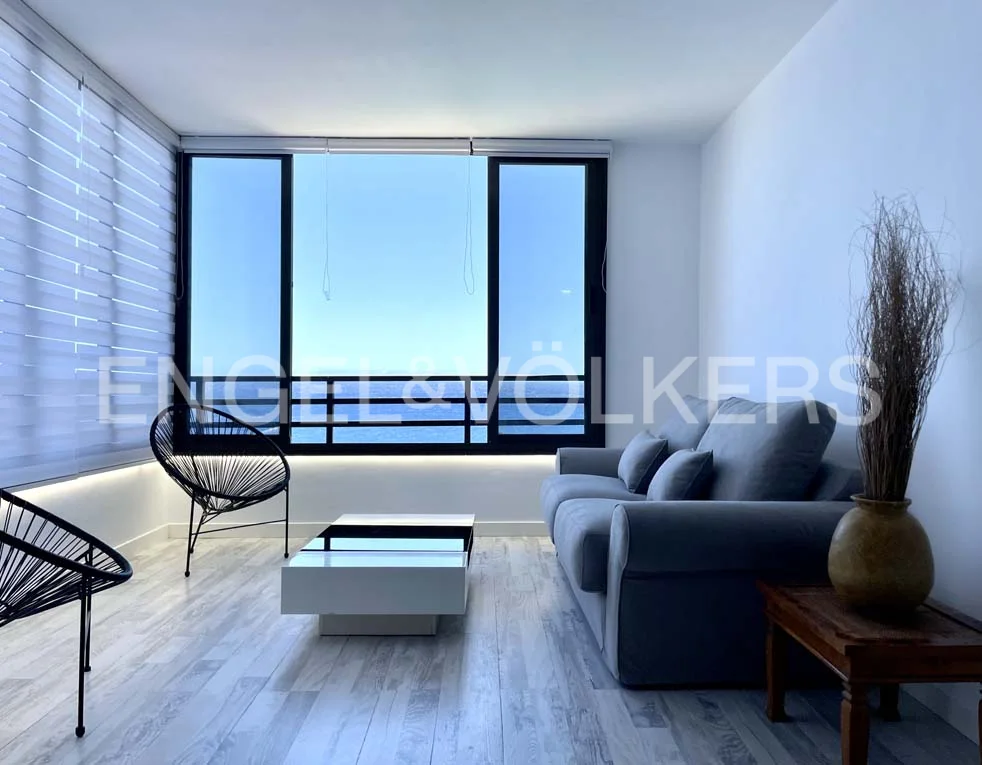 Exclusive flat for rent in front line to the sea