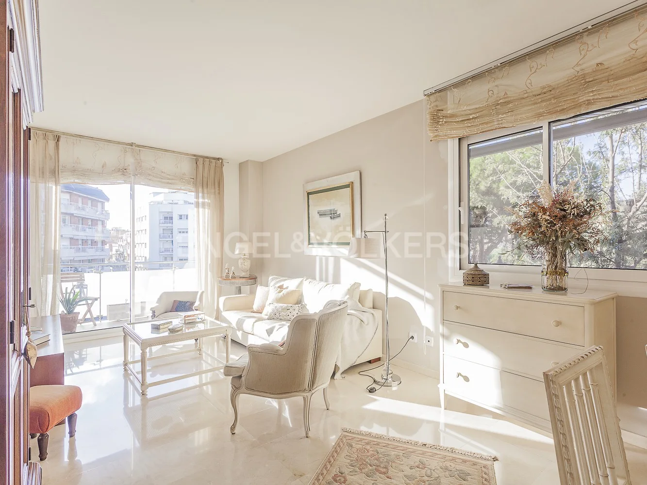 Bright corner apartment with terrace, parking, storage room and community garden