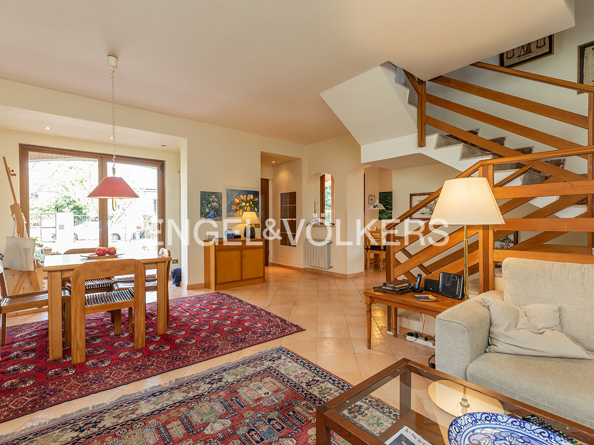 Semi-detached villa in a prestigious residential area