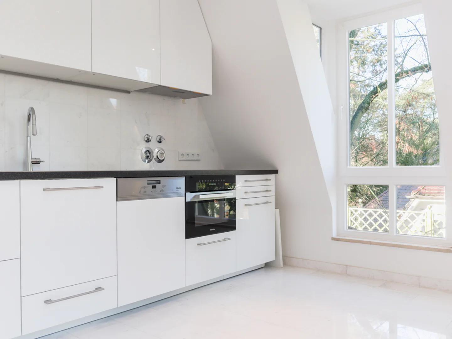Exklusive Dachgeschoss-Maisonette in ruhiger Lage von Grunewald - Photo 1