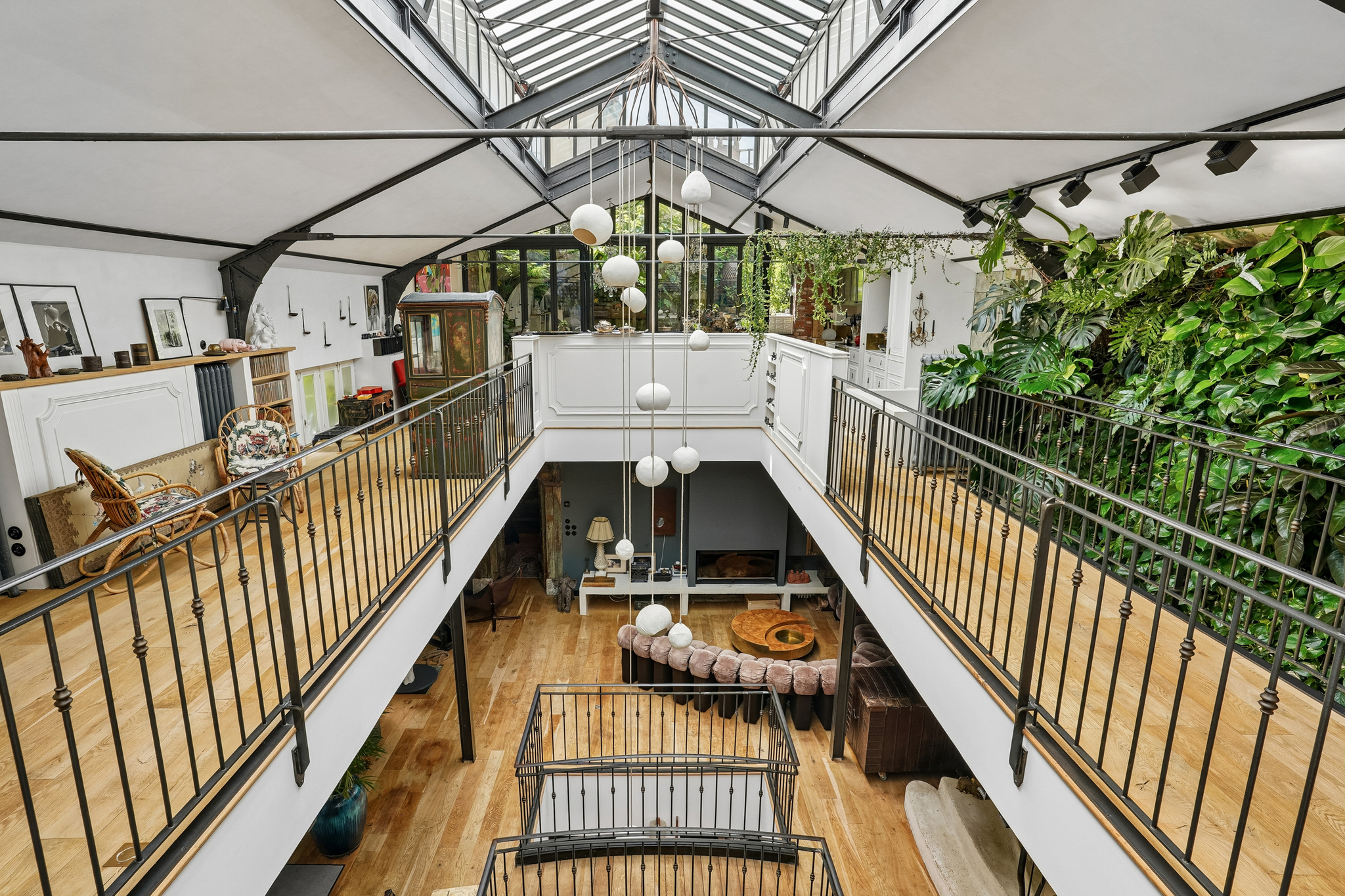 Light-filled loft with indoor garden and terrace – Nation