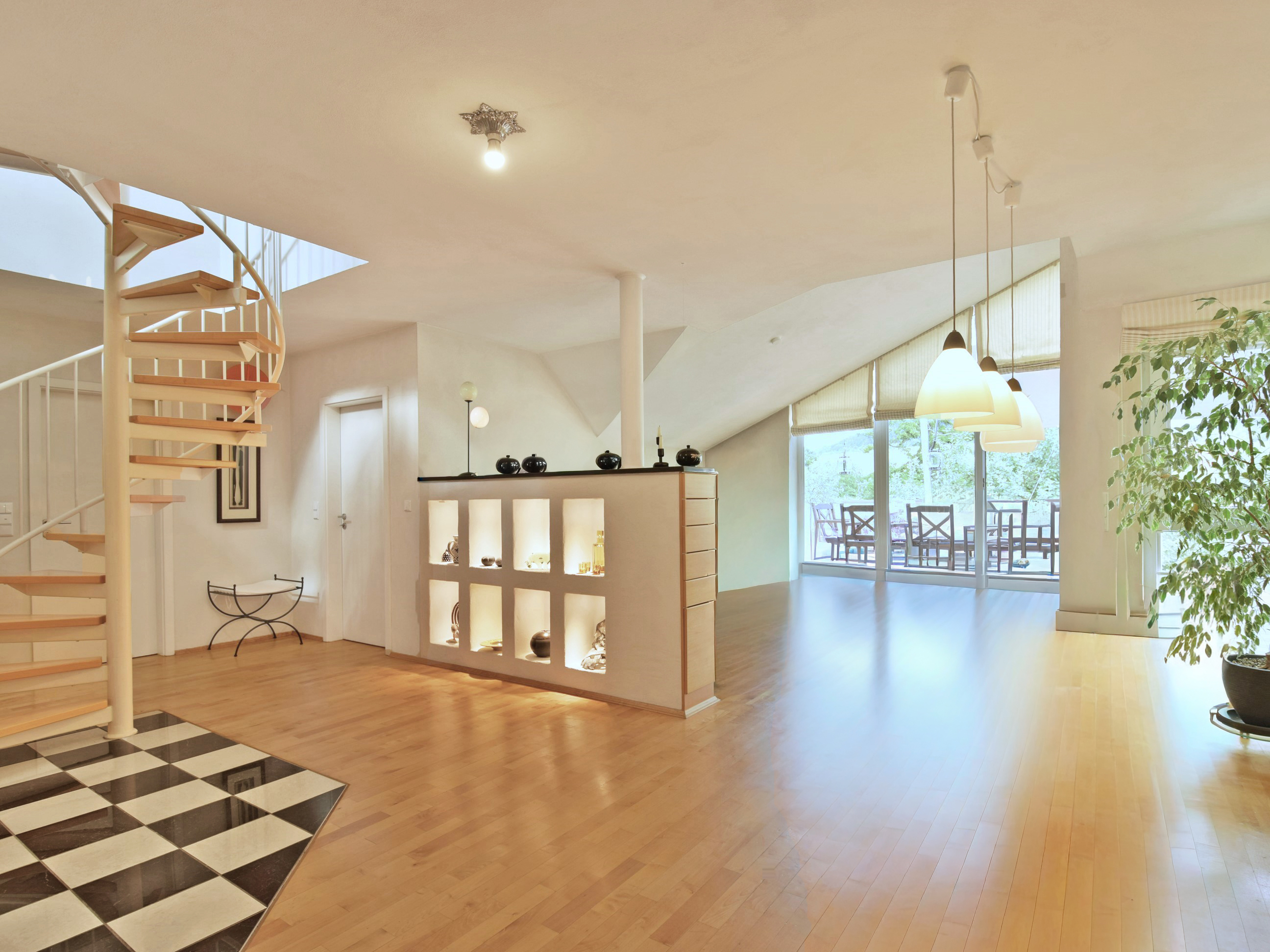 Stilvolle Maisonettewohnung mit Garten, Terrasse & 2 Stellplätze