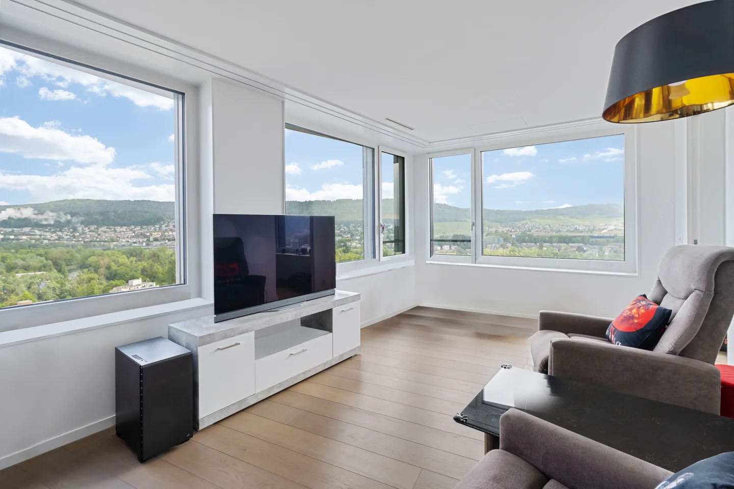 Exklusive 3.5 Zimmer-Wohnung mit Panoramablick im Limmattower