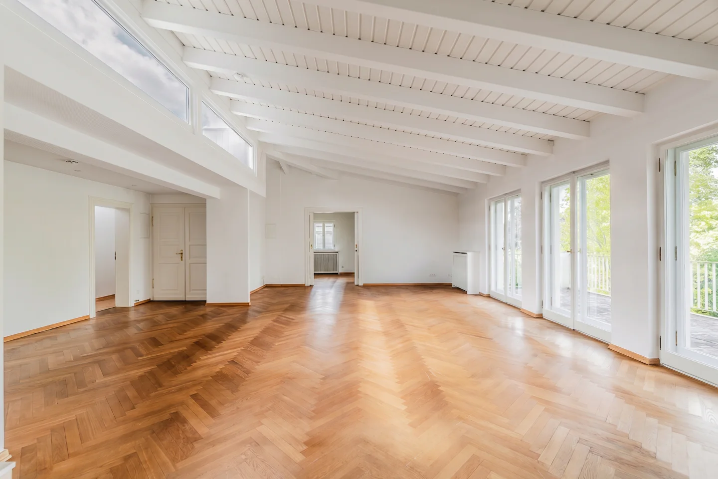Juwel am See: Stilvolles Villen-Dachgeschoss mit privater Sauna und Panoramablick - Foto 1