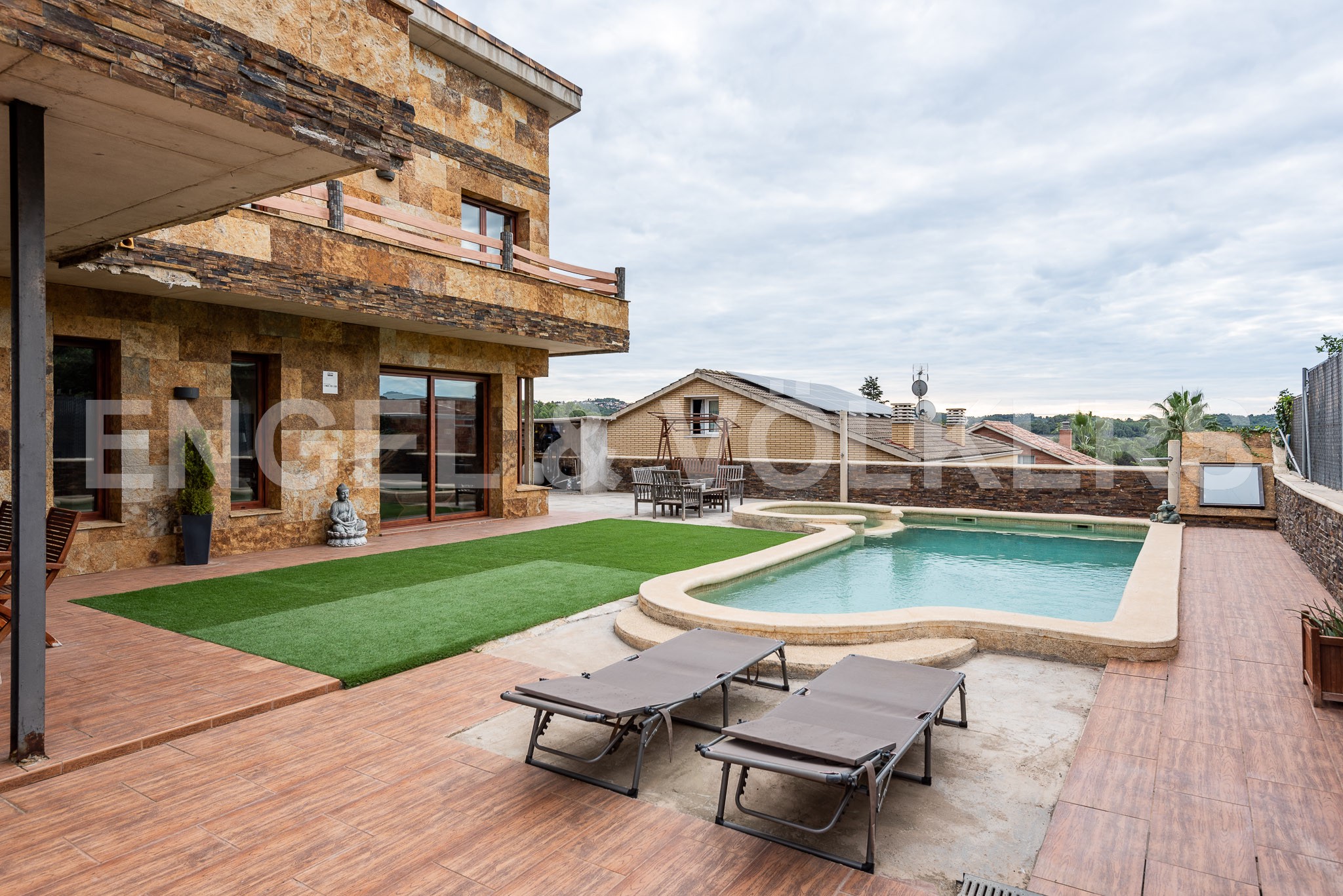 Spectacular house near the center