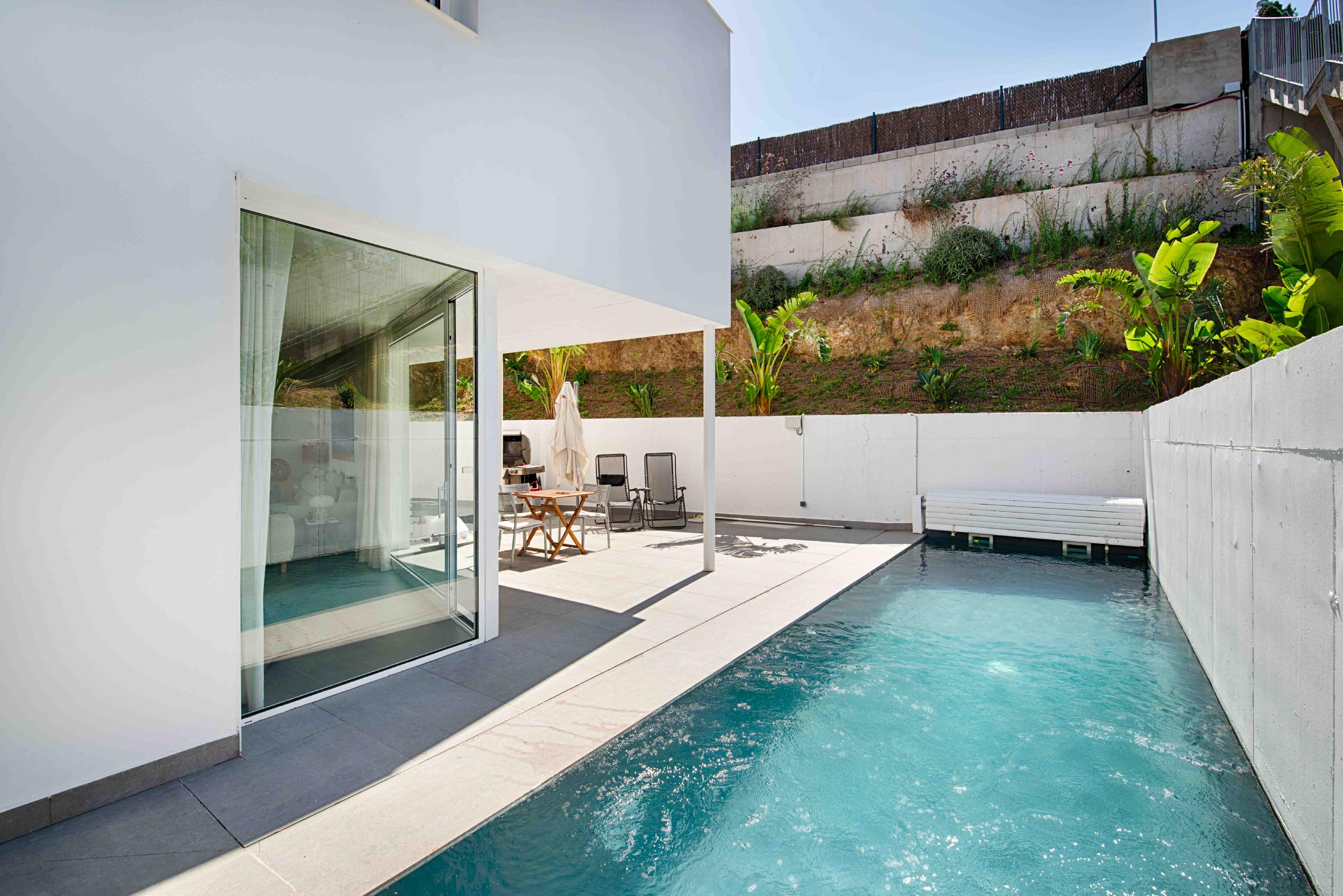 Designer house near the sea, with garage and swimming pool