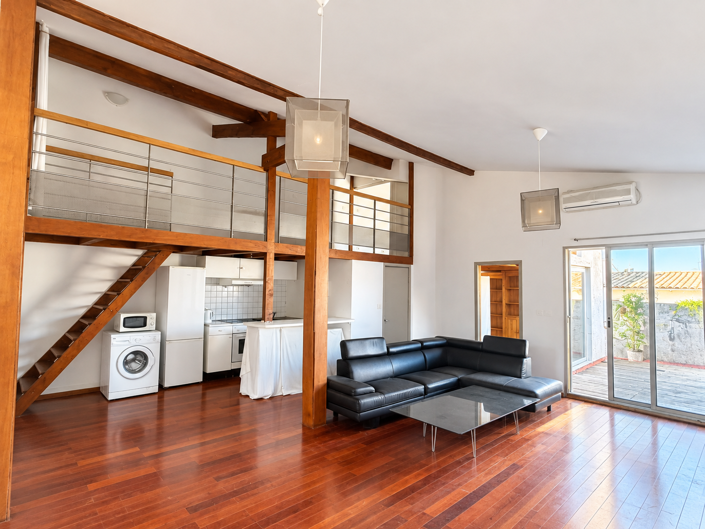 Loft to renovate in the Golden Triangle – with elevator