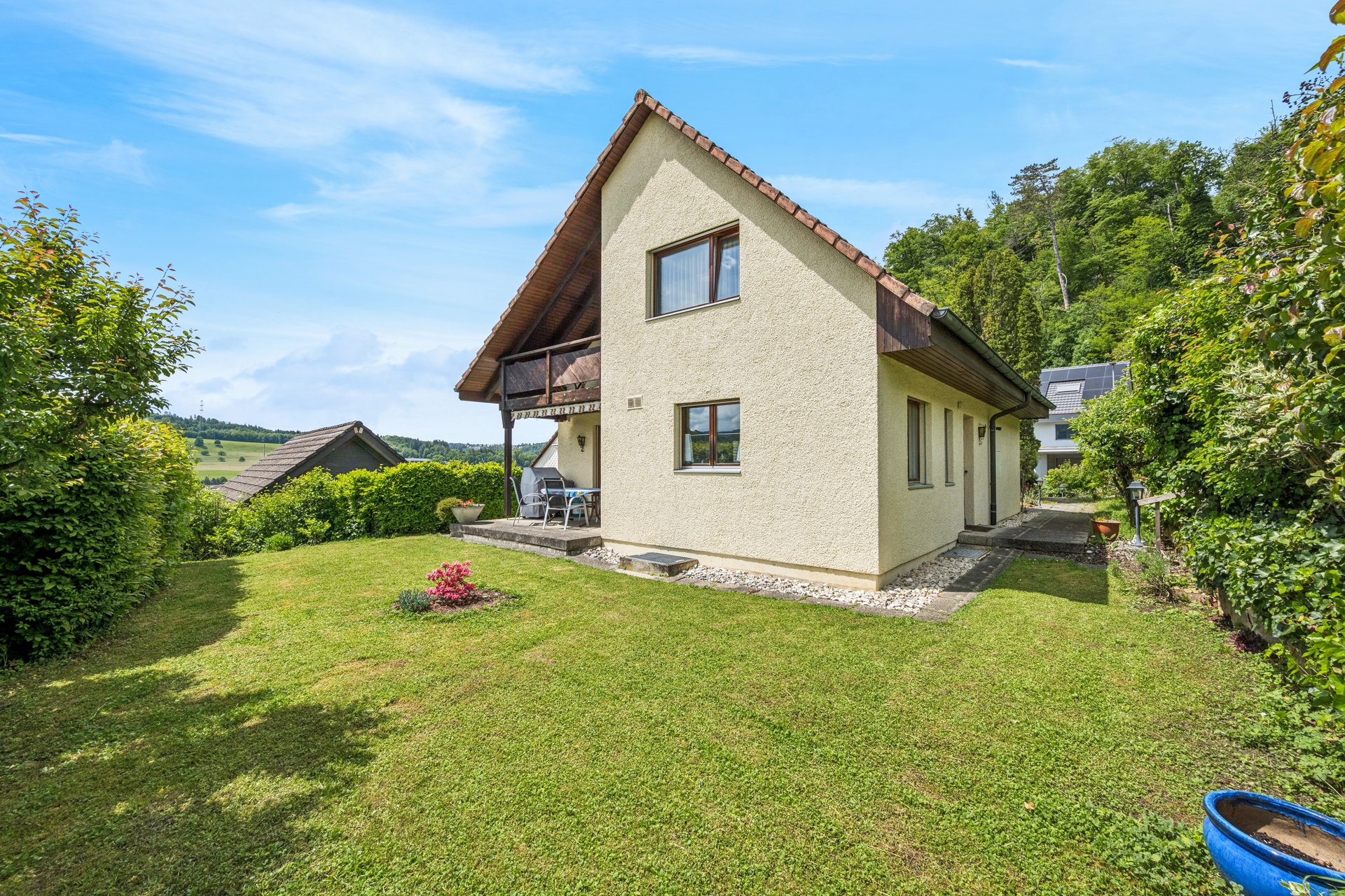 Prime location in Lausen: Charming house with great potential