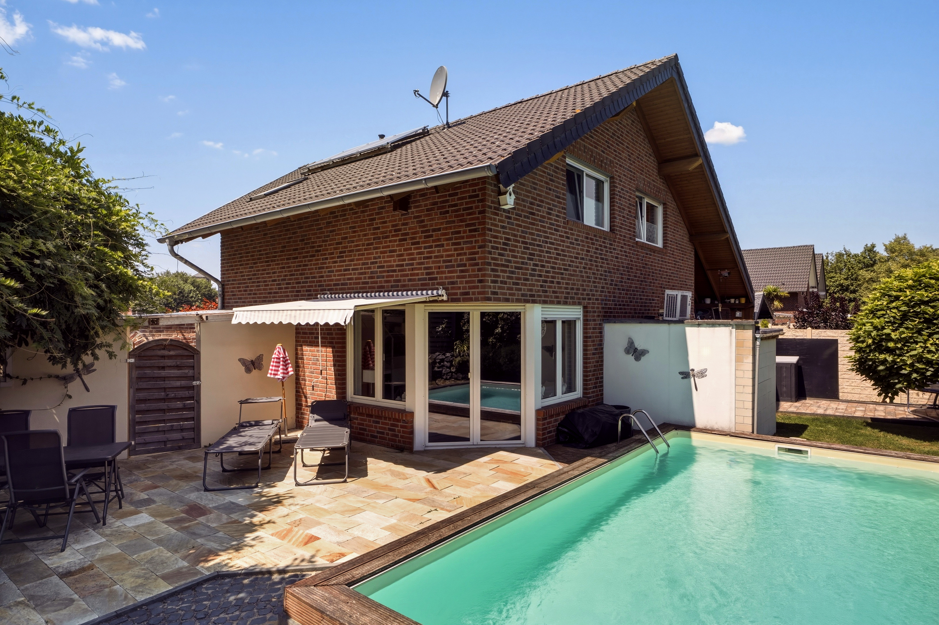 Pool, Kamin und Garten: freistehendes Einfamilienhaus  in Übach-Palenberg