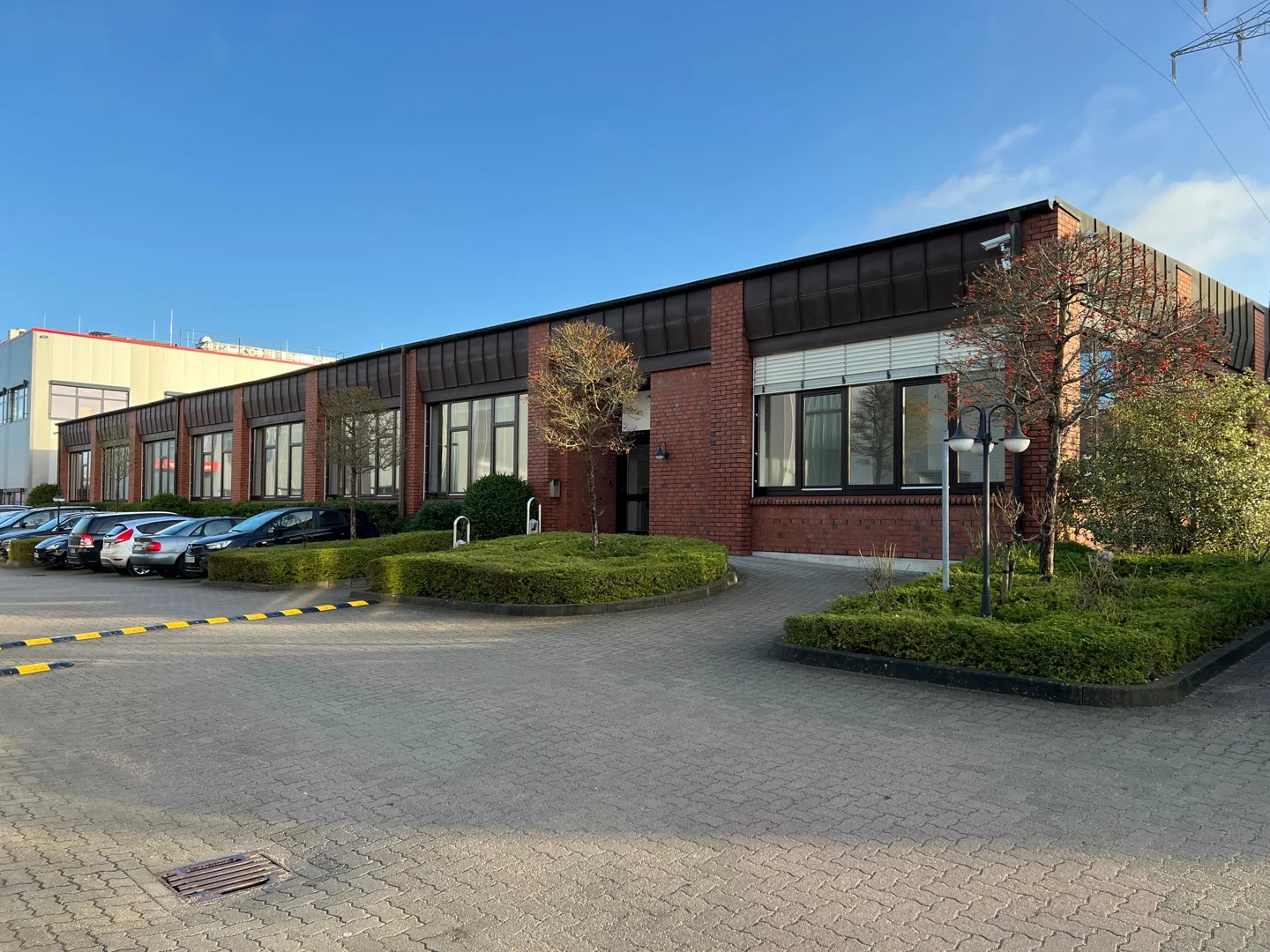 Produktionshalle auf einem großzügigen Gewerbehof in Ahrensburg