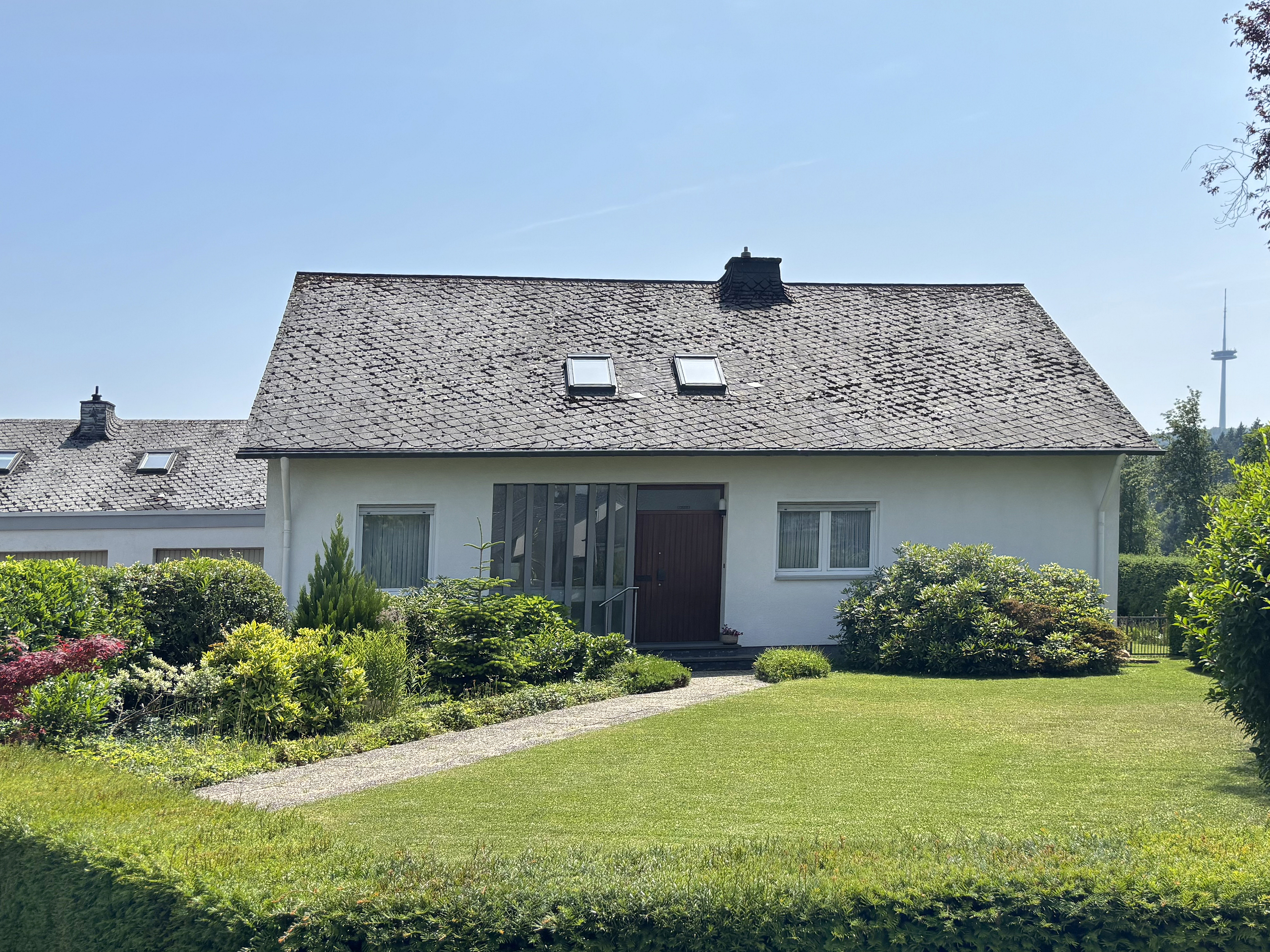 Einfamilienhaus mit großem Garten und Garage in bester Lage